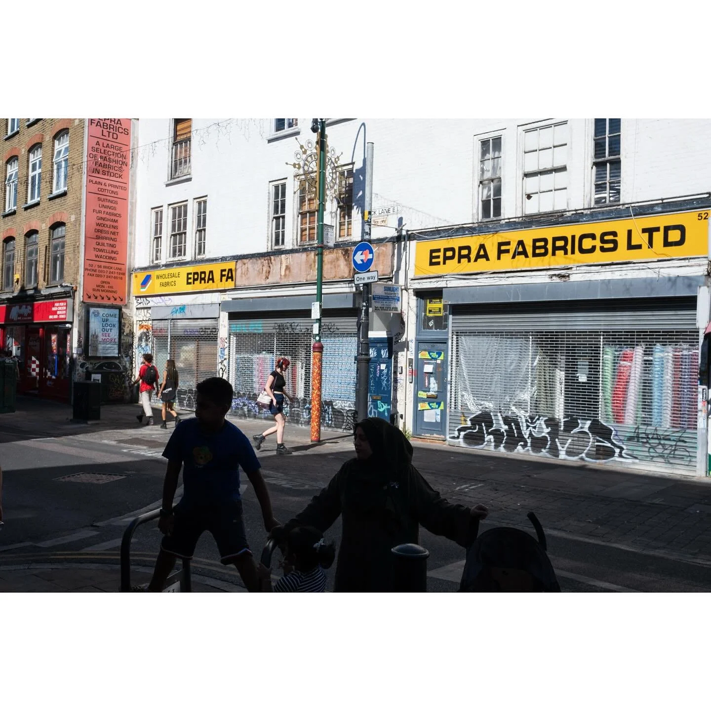 I first started to explore London with my camera in 2022, having returned from 8 years abroad - in Azerbaijan. Here are some scenes that caught my eye that year.

London | 2022.

1. Brick Lane
2. Westminster
3. Brick Lane
4. Hyde Park
5. Mayfair

#lo