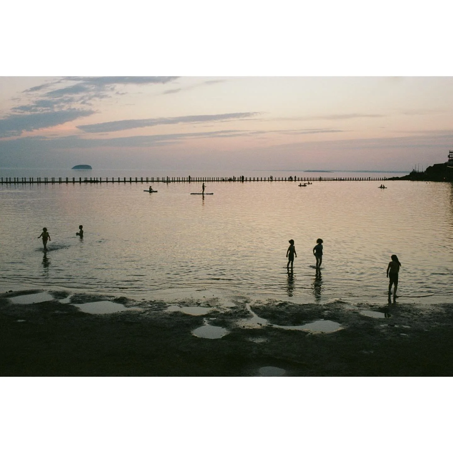 Sundown in Weston-super-Mare | 2023.

#westonsupermare #uk #streetphotography #streetphotographers #street_is_life #streetlife #everydayeverywhere #kodakportra400 #filmisnotdead #shotonfilm #lensculturestreets #streetmoment