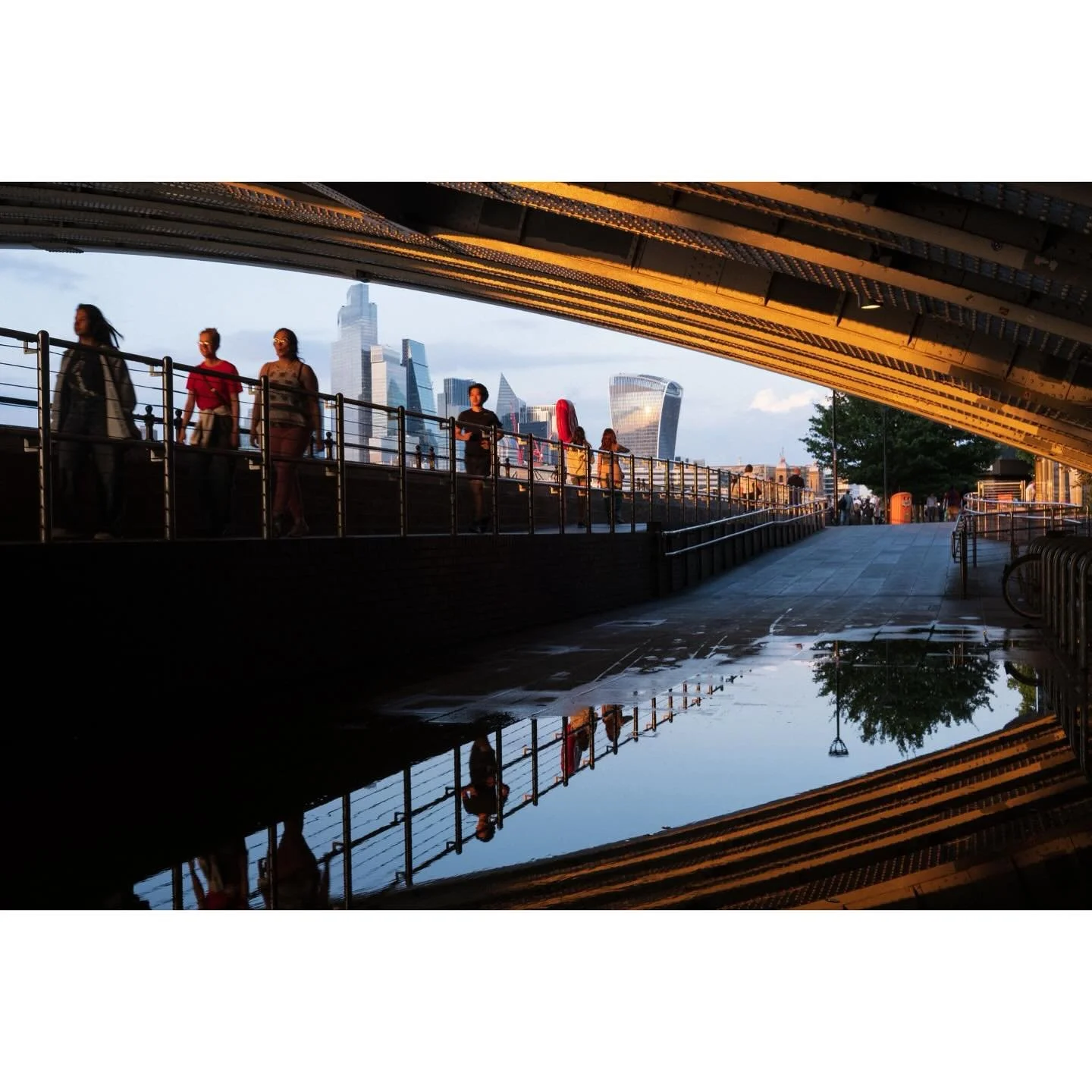 Southbank | July 2025.

#london #southbank #streetphotography #street_is_life #streetmoment #fujifeed #streetphotographers #reflection #lensculturestreets