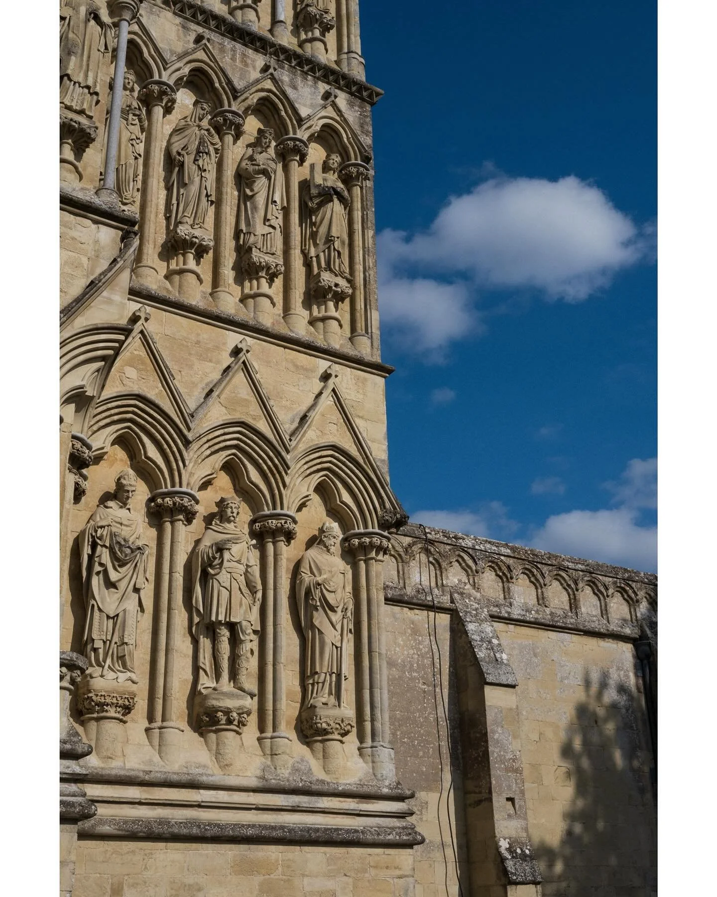 Salisbury | Aug 2025.

#salisbury #travel #streetphotography #street_is_life #streetphotographers #everydayeverywhere #streetmoment #fujifeed #wiltshire #35mmstreetphotography