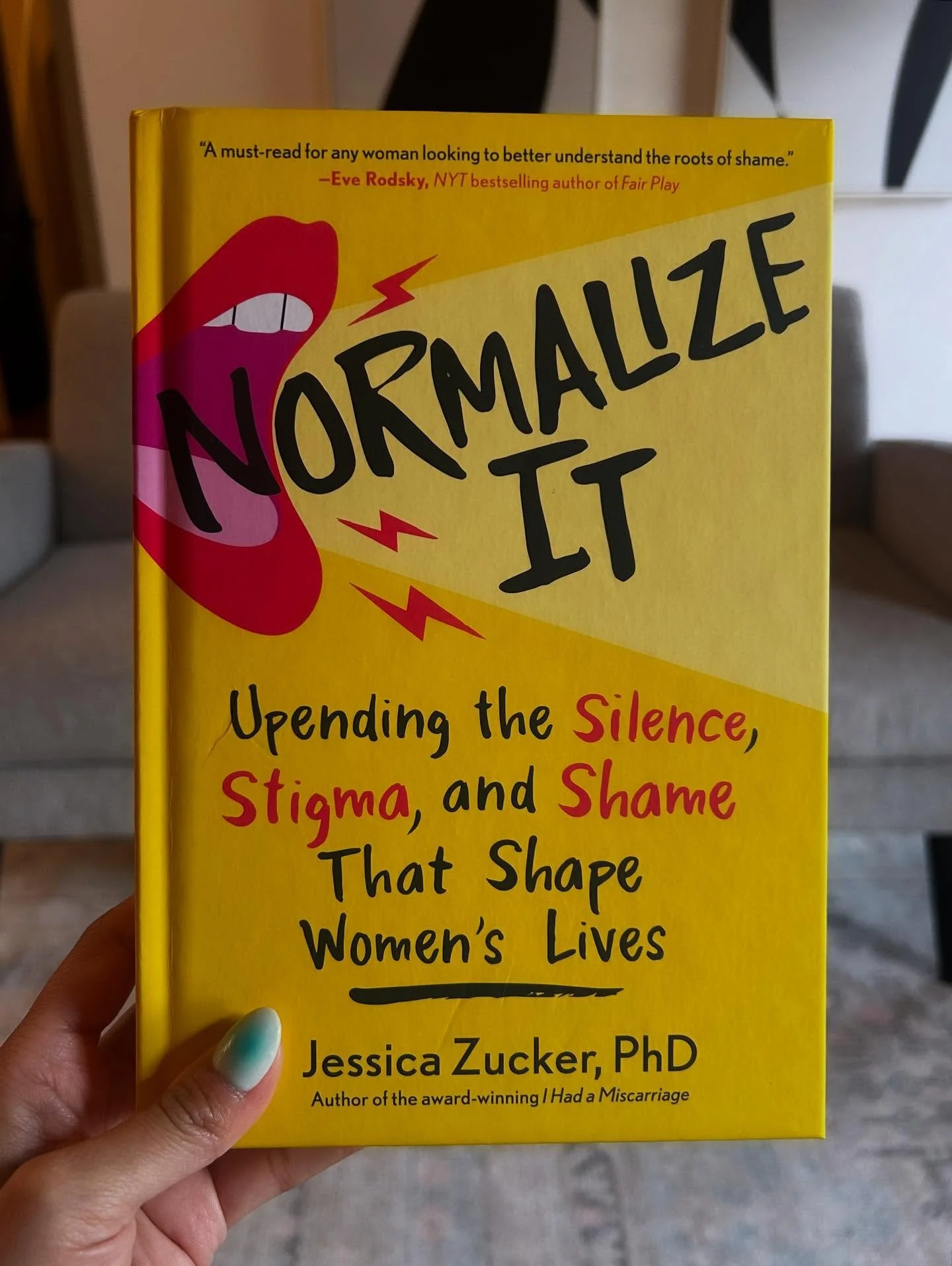 📖 Anyone else read this yet? I just wrapped up this gem, and it’s a powerful one. It uncovers how perfectionism, shame, silence, and cultural expectations shape women’s lives.
🌀 Have you ever felt like your grief, anger, or self-doubt