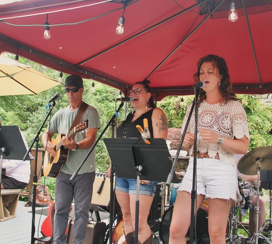 Dreaming of warmer weather and jam sessions with friends during this icy Rhode Island Wednesday! 🥶🎸☀️