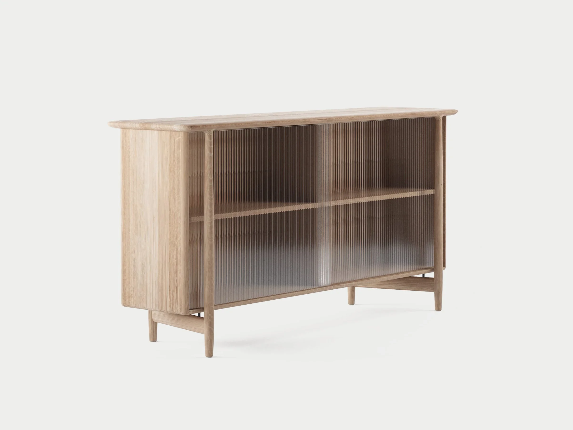 massief houten kast met glazen deurtjes.jpg