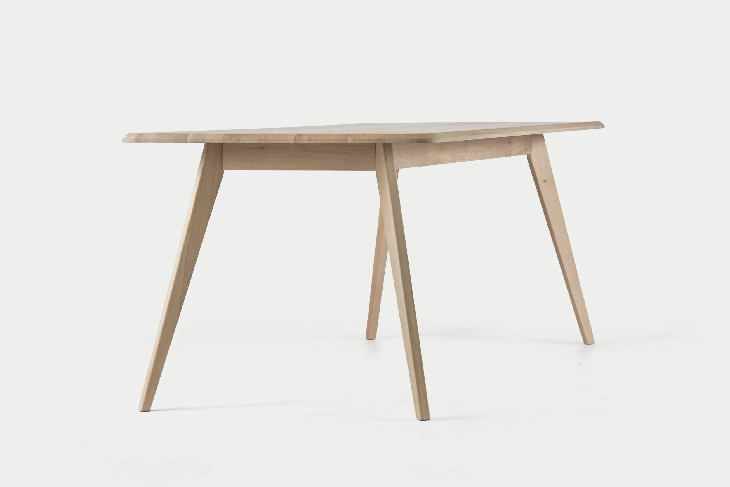 Ardin / Eiken / Tijdloze Massief Houten Eettafel met Slank Design