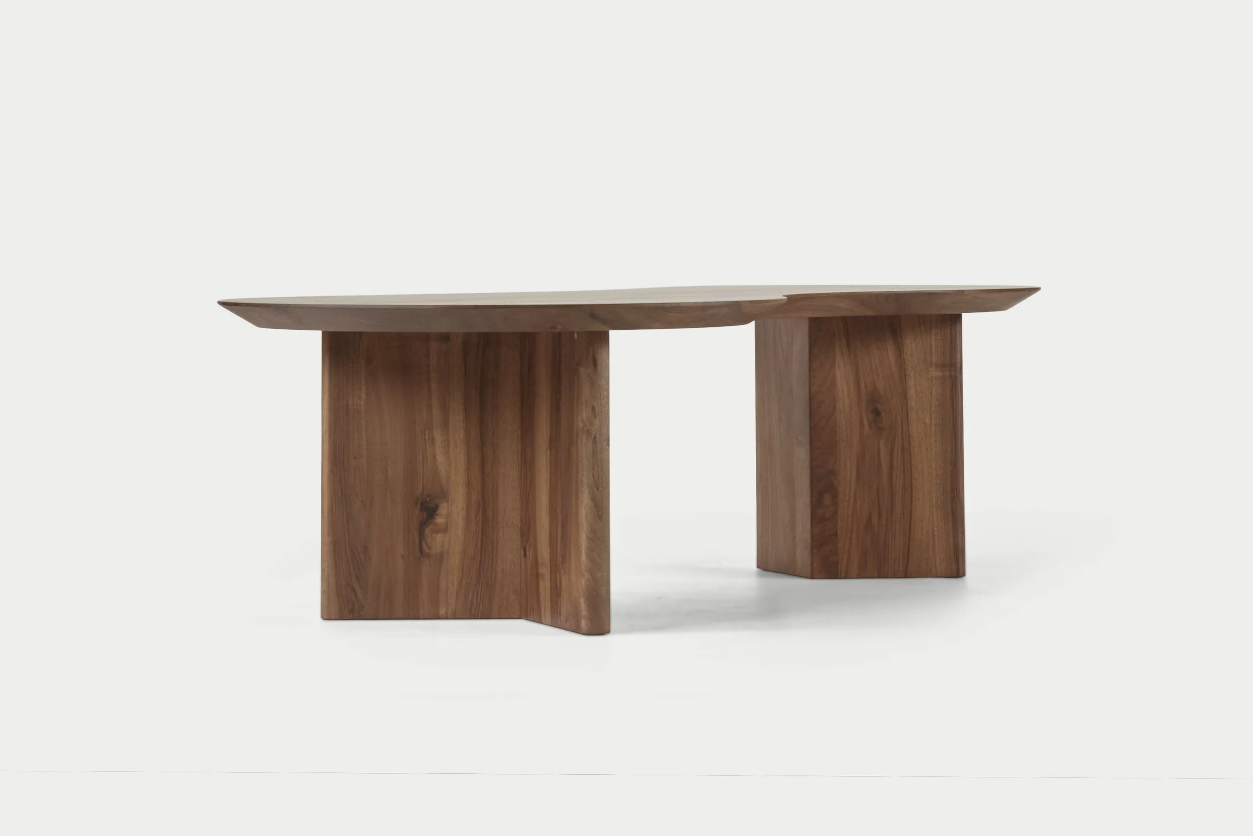 Origo / Organische Speelse Salontafel van Massief Walnoot