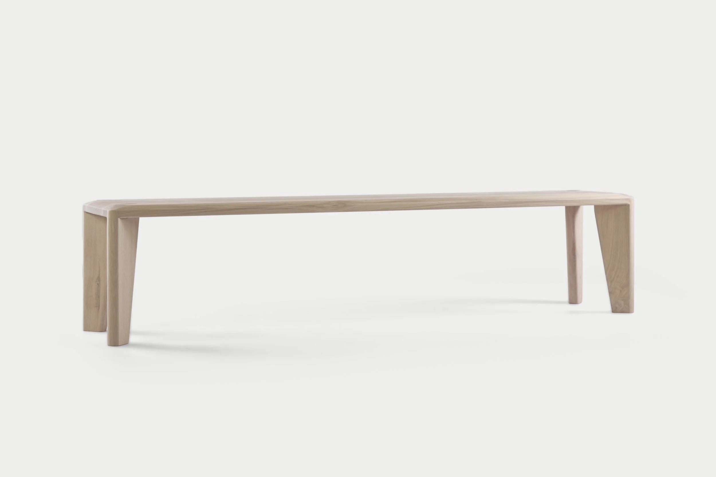 Houten bank met strakke lijnen en drie poten op een lichte achtergrond.