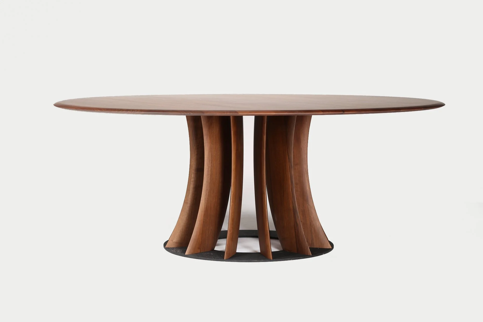 grote walnoot tafel rond design.jpg