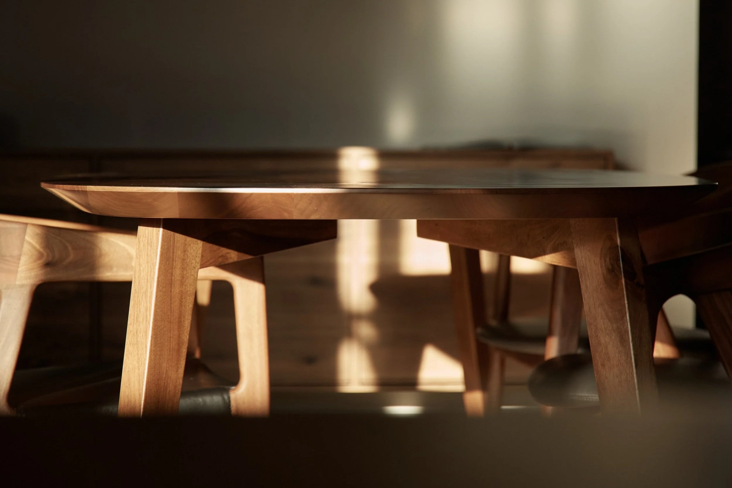 Ontdek de Deens ovale tafel: elegantie ontmoet Scandinavisch vakwerk