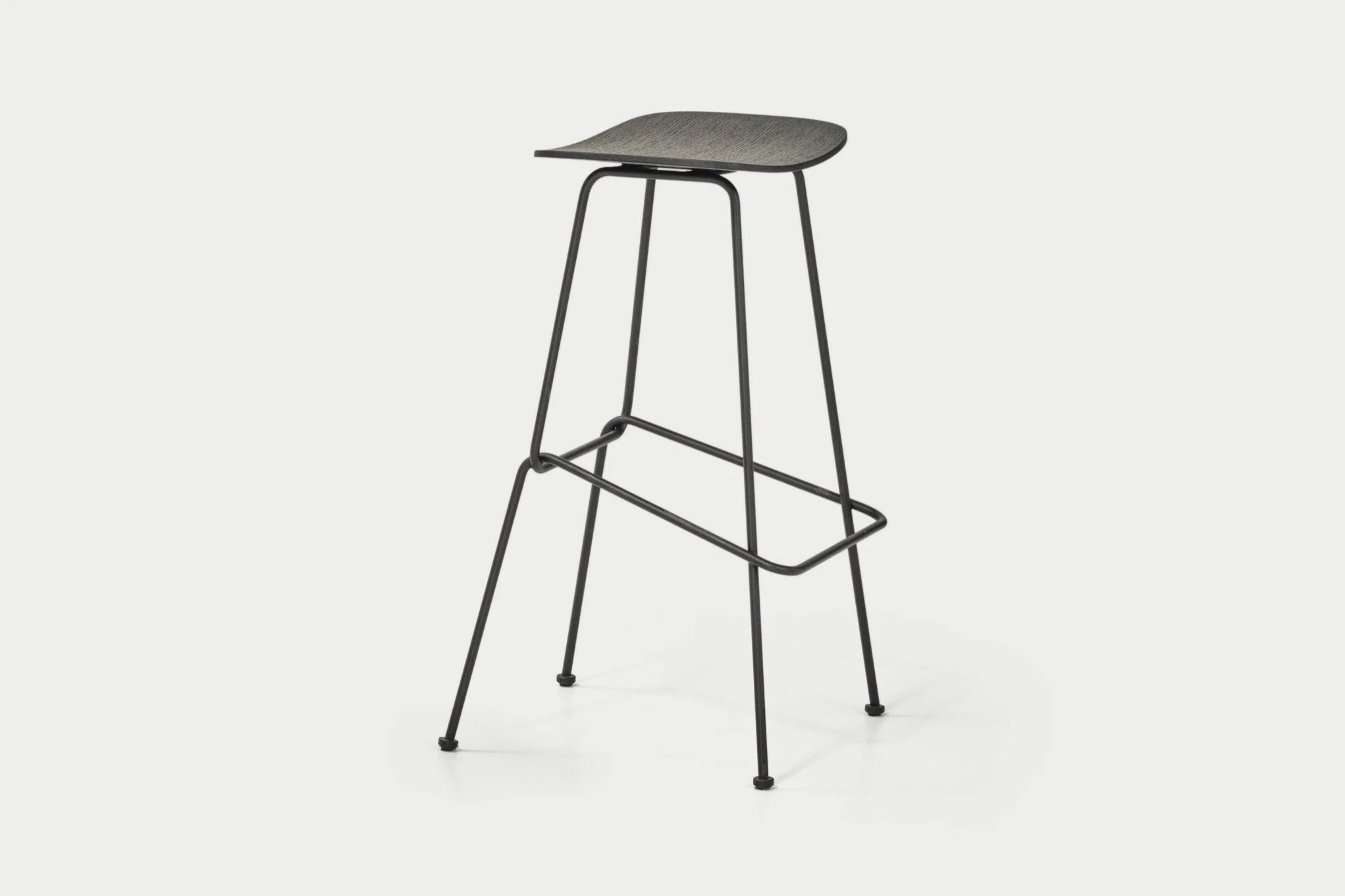 Minimalistische zwarte metalen barkruk met eenvoudige voetsteun op een witte achtergrond.