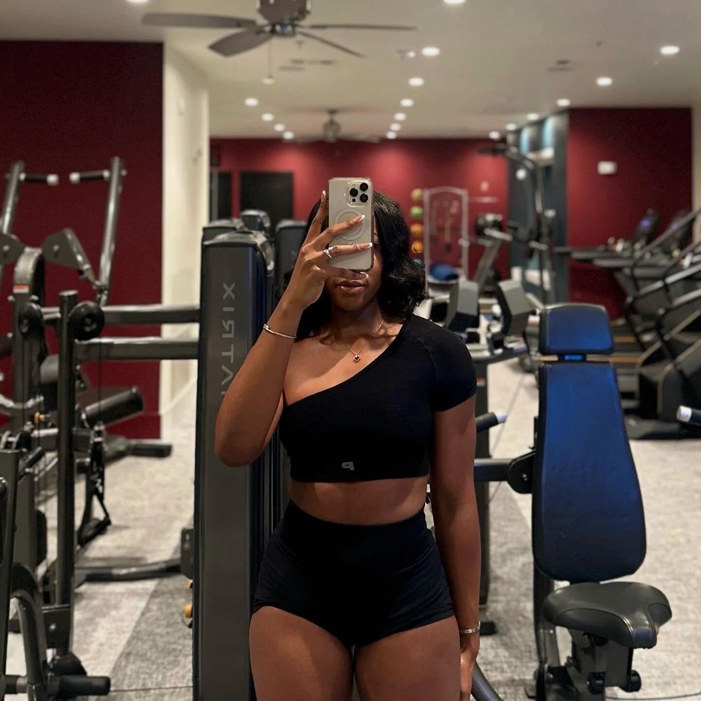 Happy Wednesday✨🖤

can we talk about this @prozis top&gt;&gt;&gt;😍 it&rsquo;s their boost crop t-shirt in black! I&rsquo;m wearing a size medium! Link in bio! Use code &ldquo;BF234629&rdquo; to save!🥰
&bull;
&bull;
&bull;
&bull;
&bull;
#explore #e
