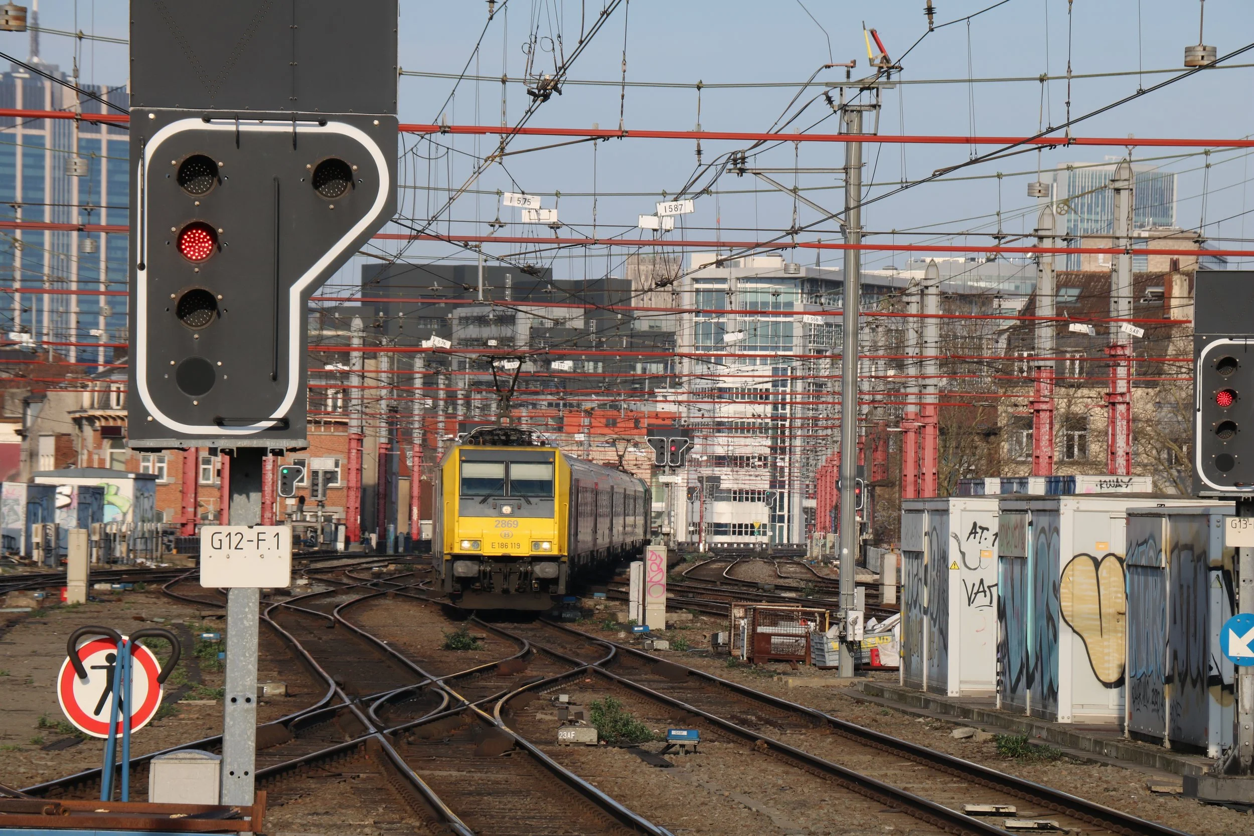 SNCB Class 28 (BR186) - 2869 (E186 119) + 2811 (E186 203) 'l'Anversois / de Sinjoor' - Brussels Zuid (Midi) - 04/03/26