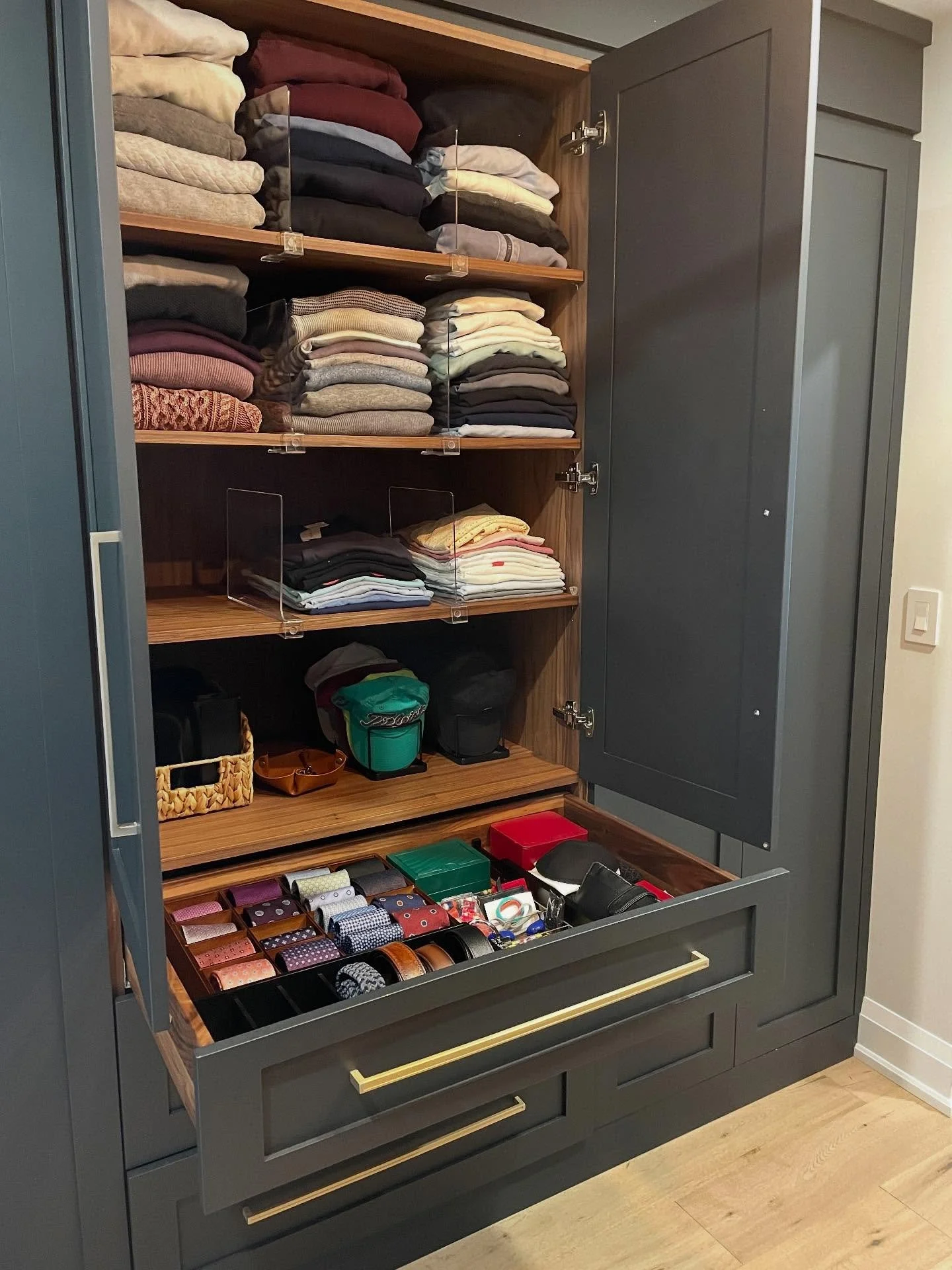 This beautiful primary closet finally got the upgrade it deserves. Categorizing casual to the left and formal to the right provides more ease and clarity to this client&rsquo;s morning routine. 
Swipe to see the transformation! ✨

In need of a closet