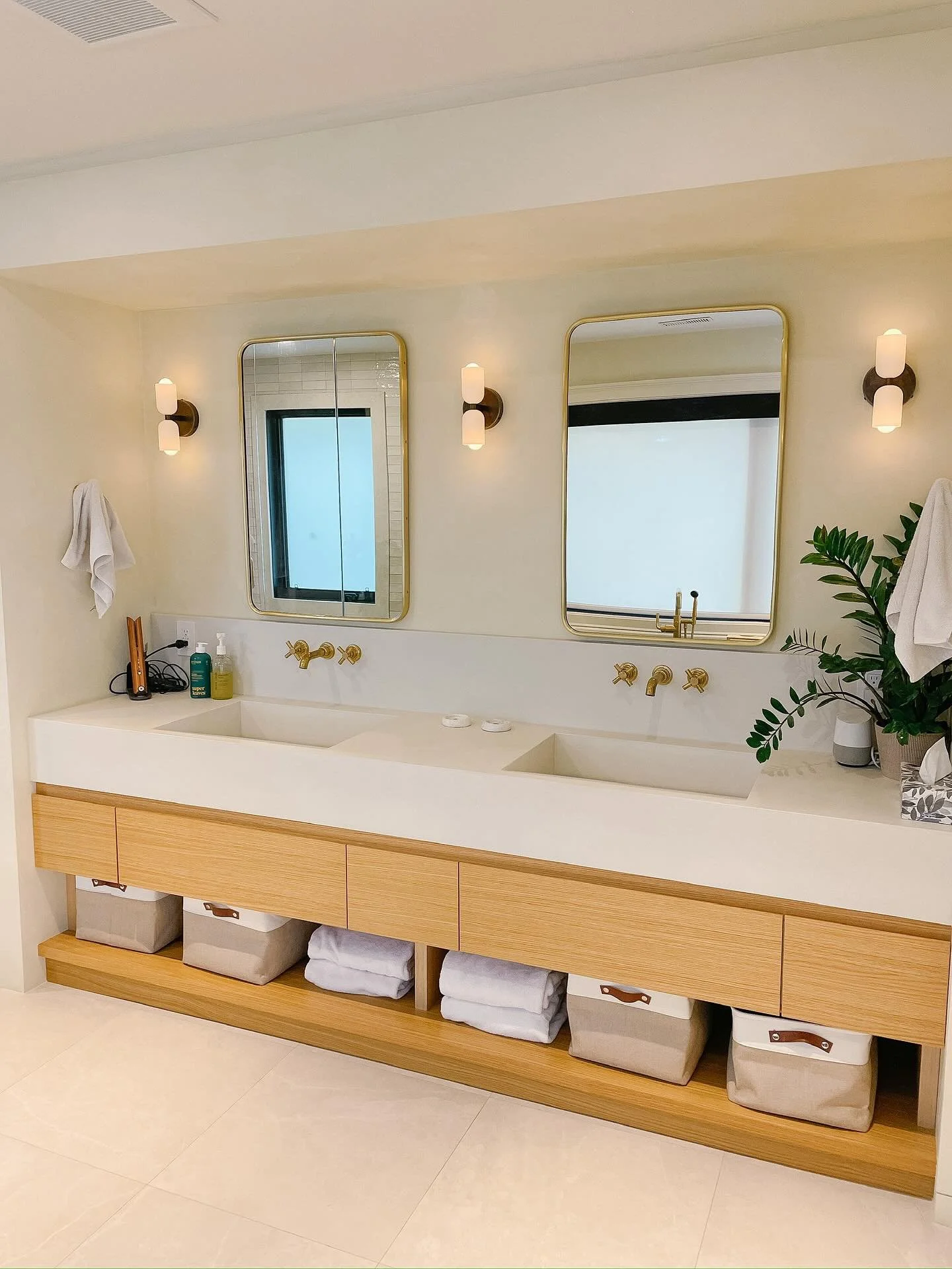 We recently reorganized this bathroom with intentional zones to ensure daily routines run smoother. 

Beautiful bathrooms deserve beautiful drawers. 😍

#bathroomgoals #bathroomreorginazation #bathroomorganization