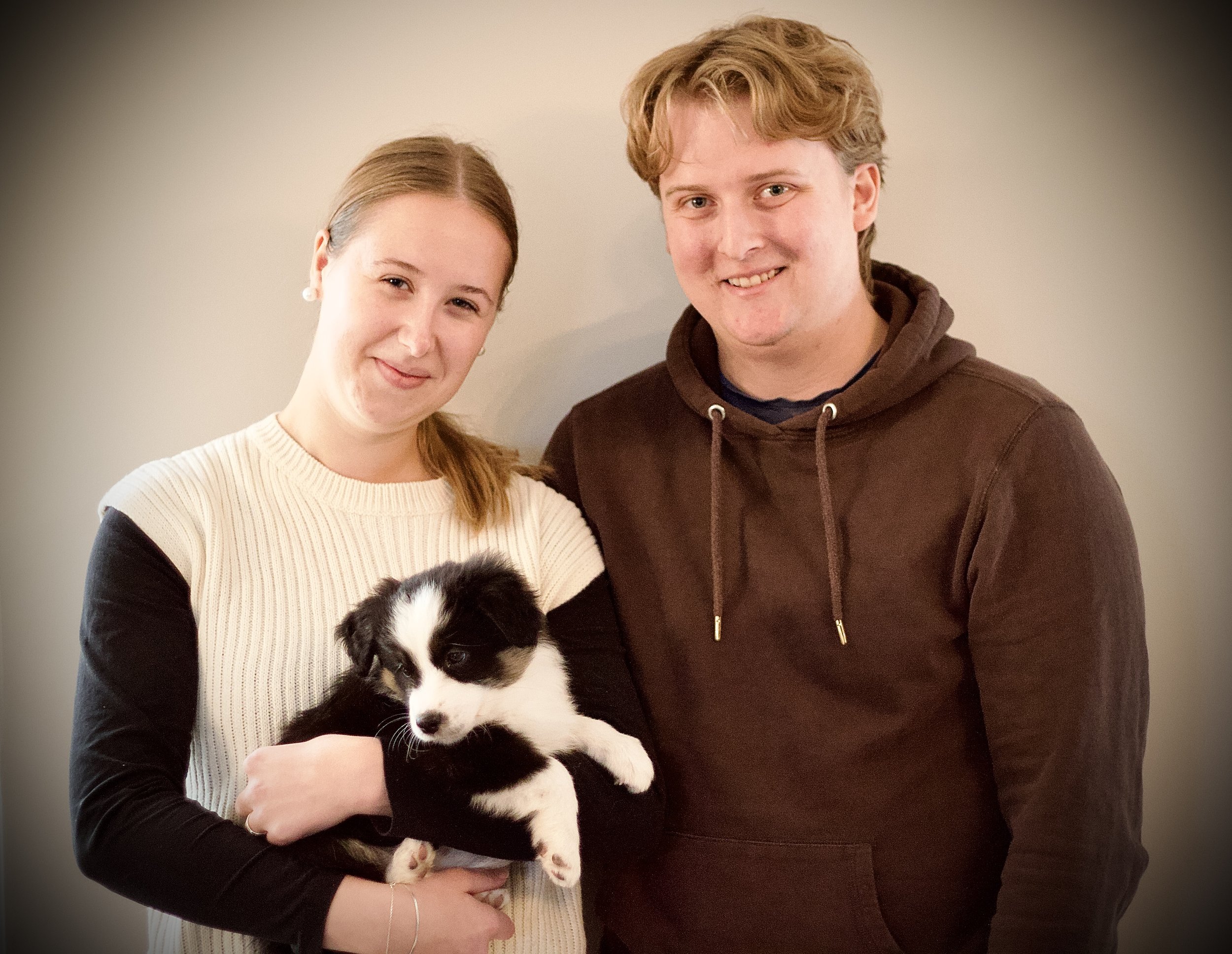 Malva bor hos Emmy och Grim i Luleå och hon ska få följa med i stallet, i skidspåret, i utställningsringen och på agilityplan.