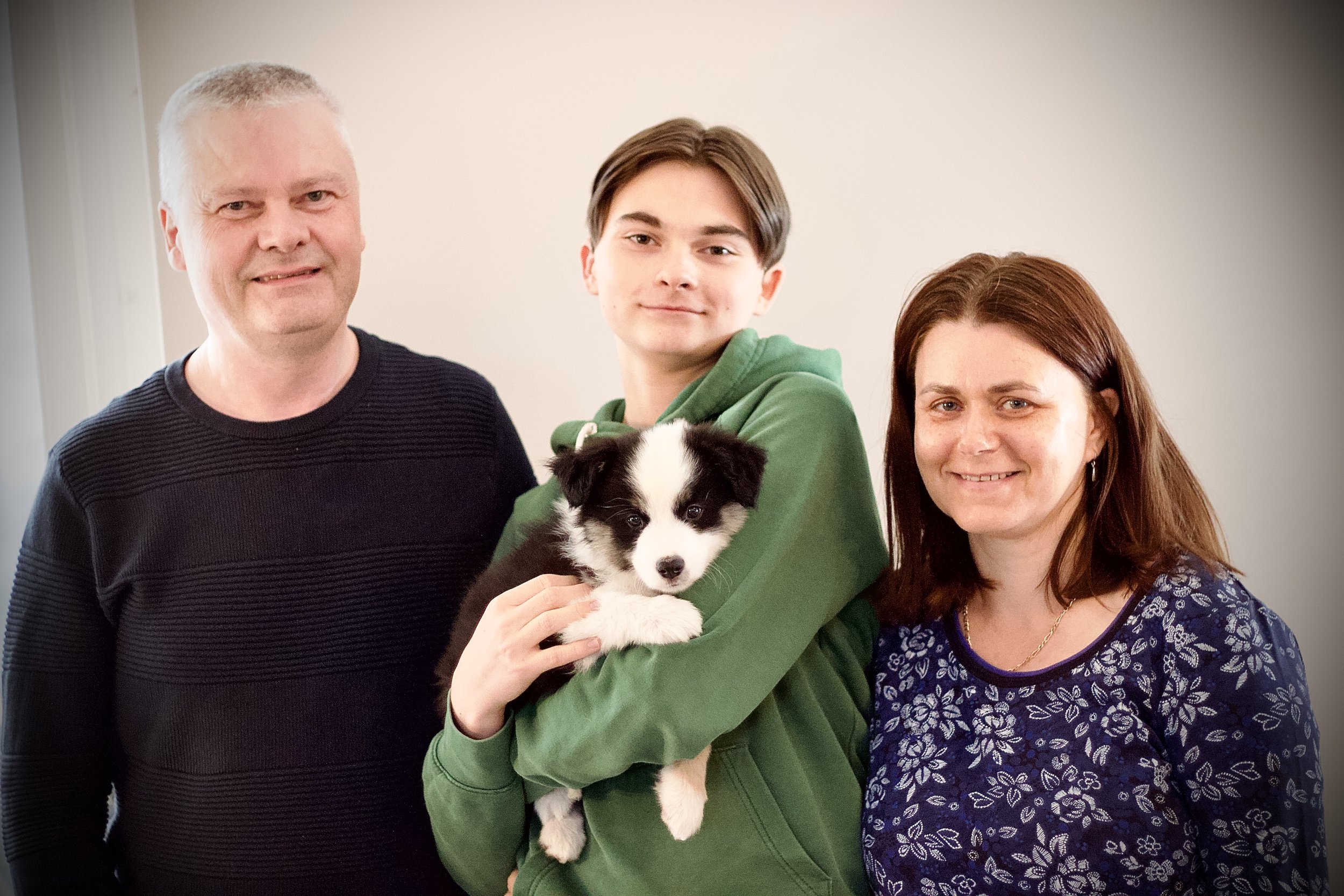 Basse bor hos Alexander med familj i Oxelösund och kommer följa med honom på hundsportgymnasium. Såld med bibehållen avelsrätt.
