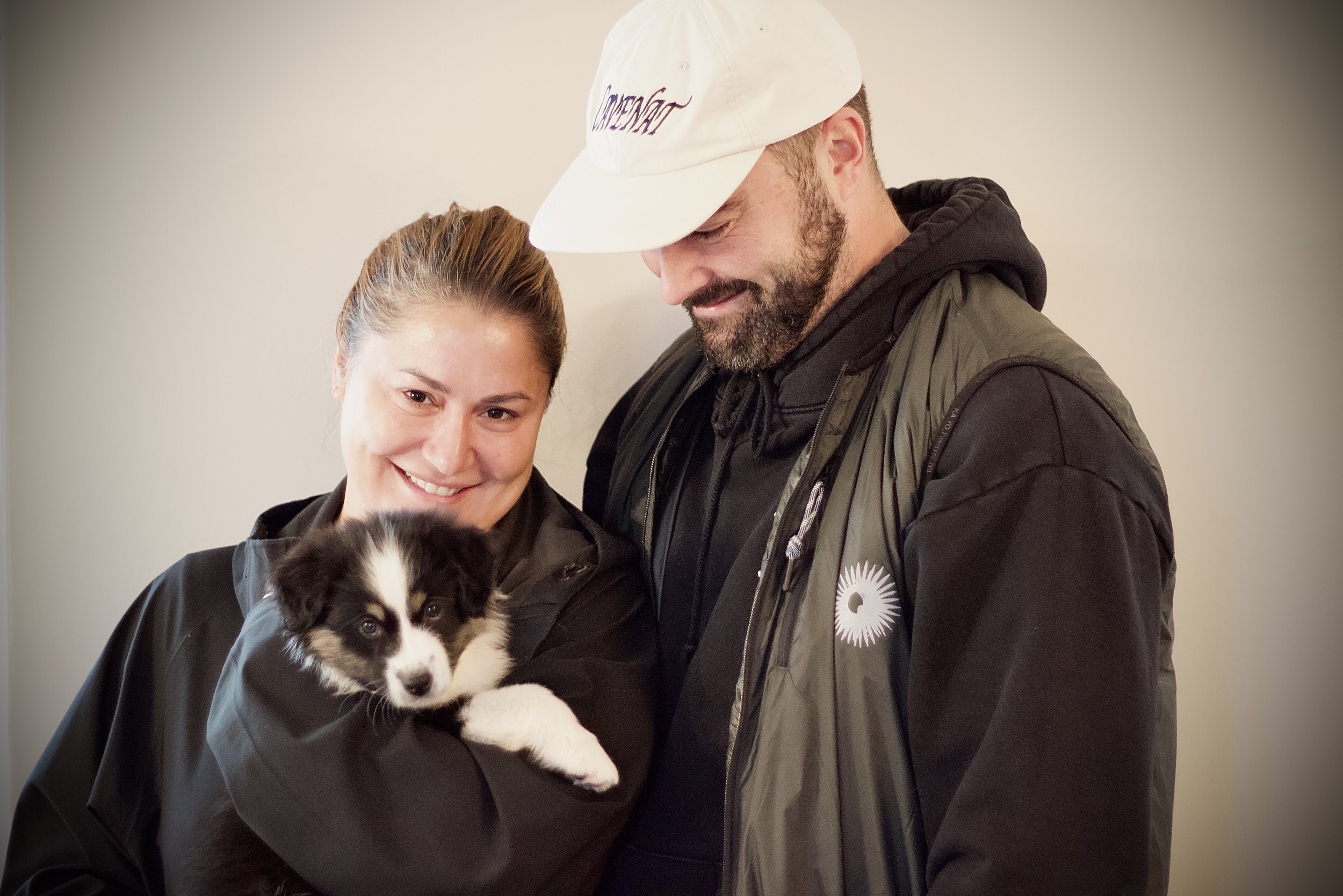 Laika bor hos Cora och Chris med barn i Stockholm. Hon kommer bli en stadshund och även spendera mycket tid i Dalarna och på Gotland där familjen har stuga.