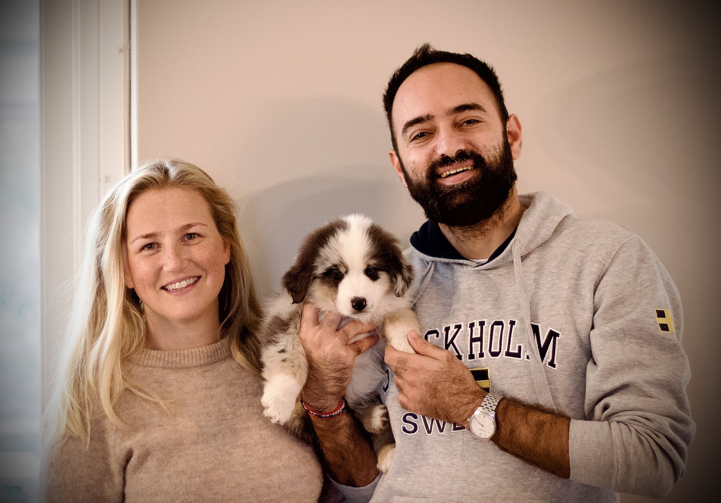 Archie bor hos Anna och Mishaal i Stockholm och kommer bli en familjehund och få följa med på familjens skidturer och vandringar i Dalarna.