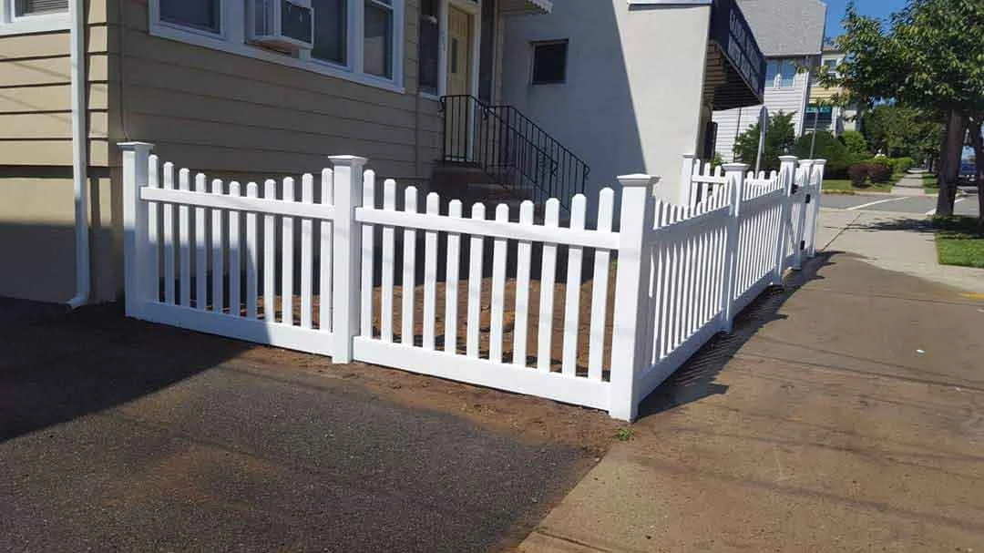 vinyl_fence_commercial_installation.jpg
