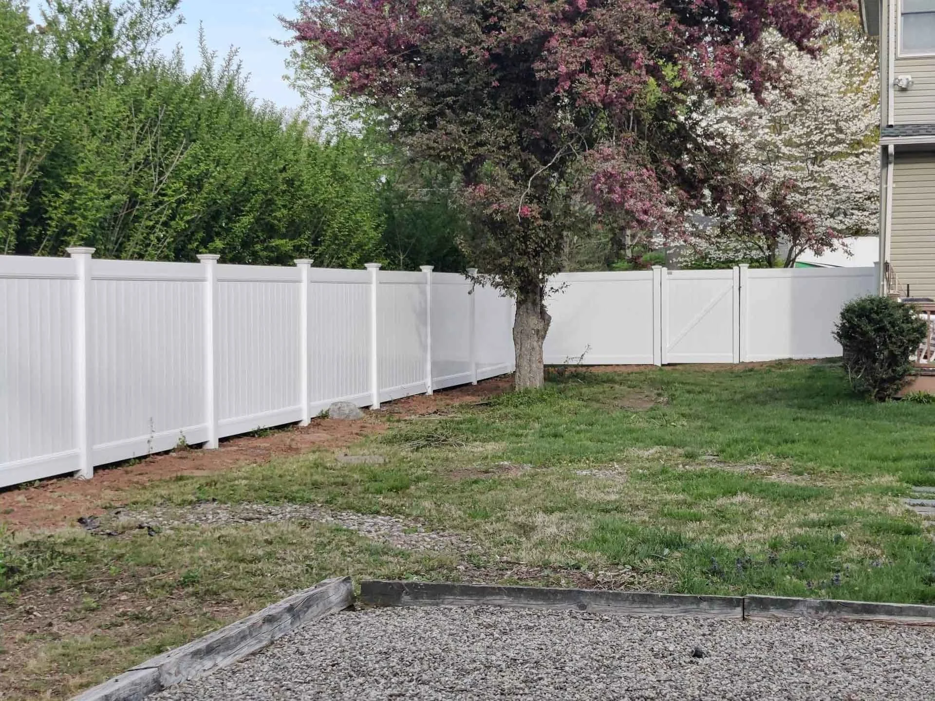 Discover the convenience of vinyl fencing – easy to install and maintain. Trust Empire Fence for hassle-free solutions.