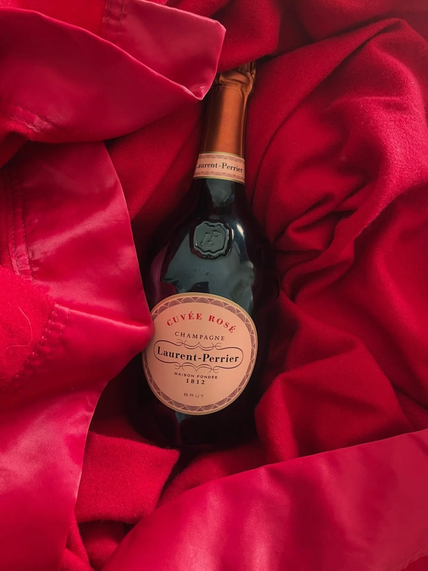 Happy Friday!
Here we have two fabulous things, though The Duchess blanket also goes well with a magazine and a ☕️.
The Duchess is crafted from Pure Merino Wool by Royal Warrant Holder,John Atkinson, who have been producing the finest quality textile