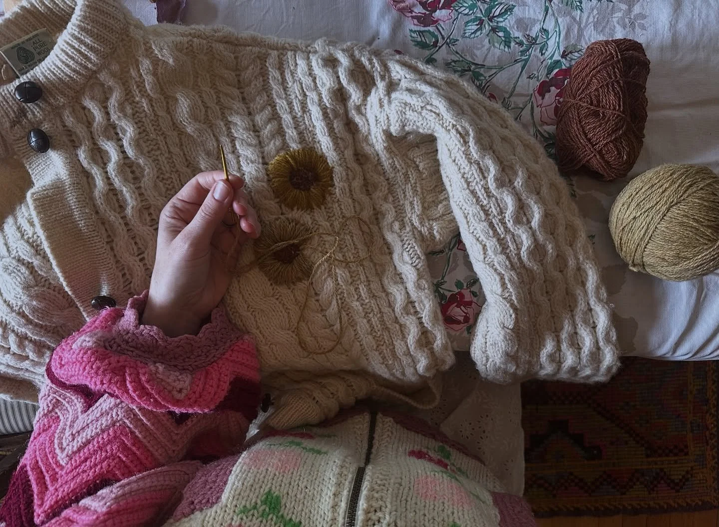 Embellishing an Irish cabled sweater with some autumn inspired embroidered flowers. Looking forward to seeing how this one turns out!🧶🌼