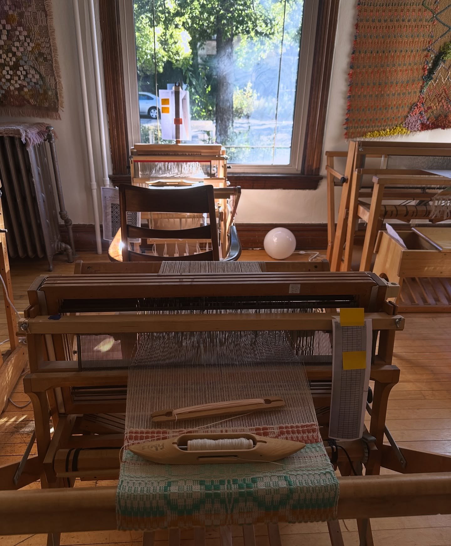 It was a dream to spend the weekend at a woven sampler blanket workshop in @amberm.jensen beautiful home studio. Amber is an amazing weaver and teacher and I left full of inspiration, gratitude and joy. It was lovely being surrounded by so many looms