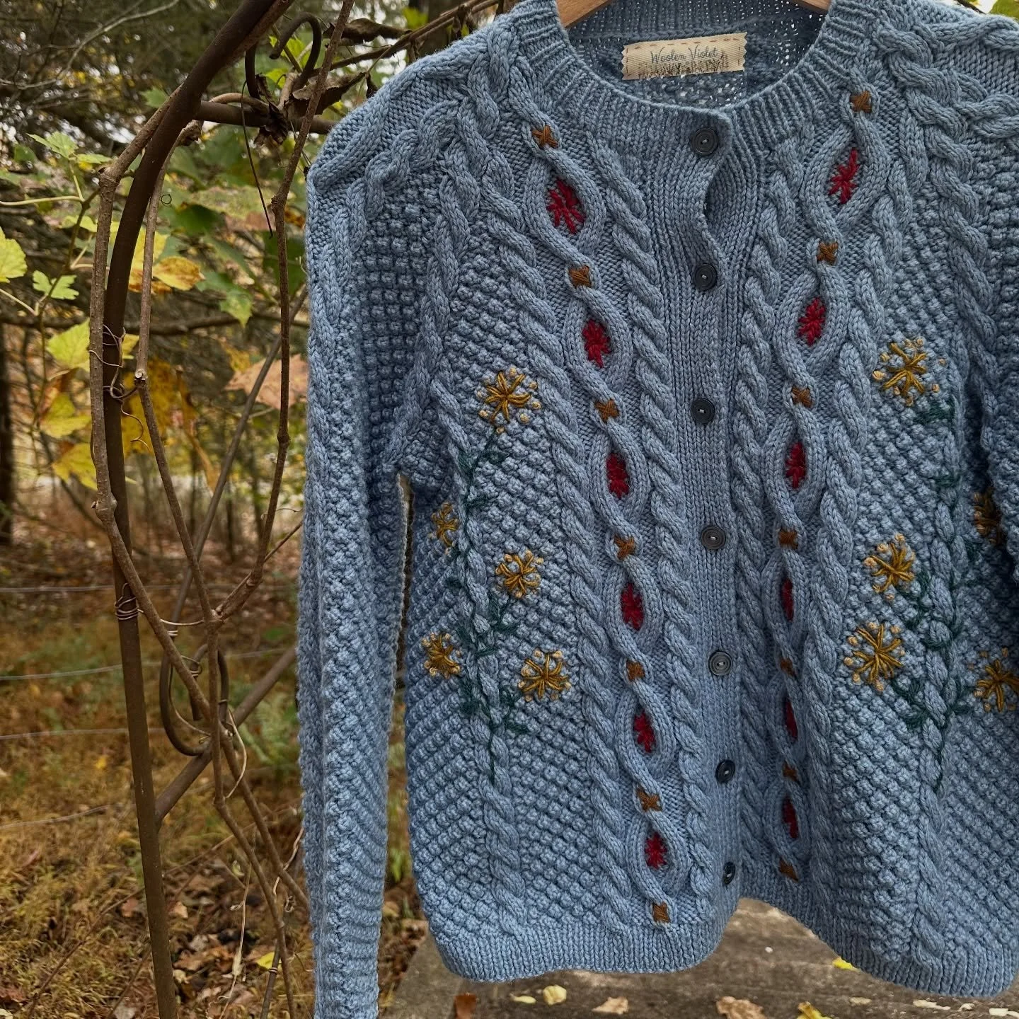 Handknit embroidered cabled sweater is now available! Perfect timing as it seemed to turn cold overnight. Adorned with autumn colored wool flowers. It was such a delight to create this piece and sweater weather has arrived!!🍁🍂