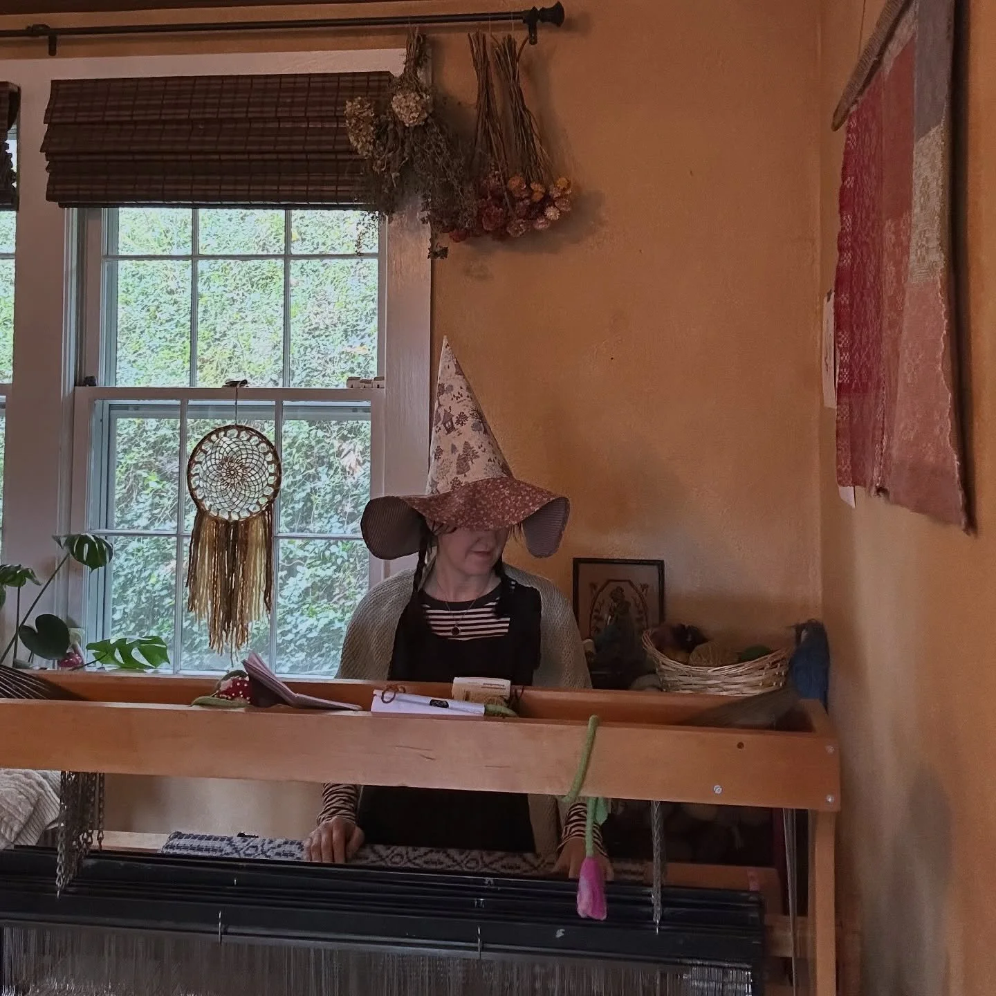 A beautiful October week of wooly goodness.
Weaving at the loom and embroidery on a cabled, Irish sweater.🧙🏻&zwj;♀️🎃🍂