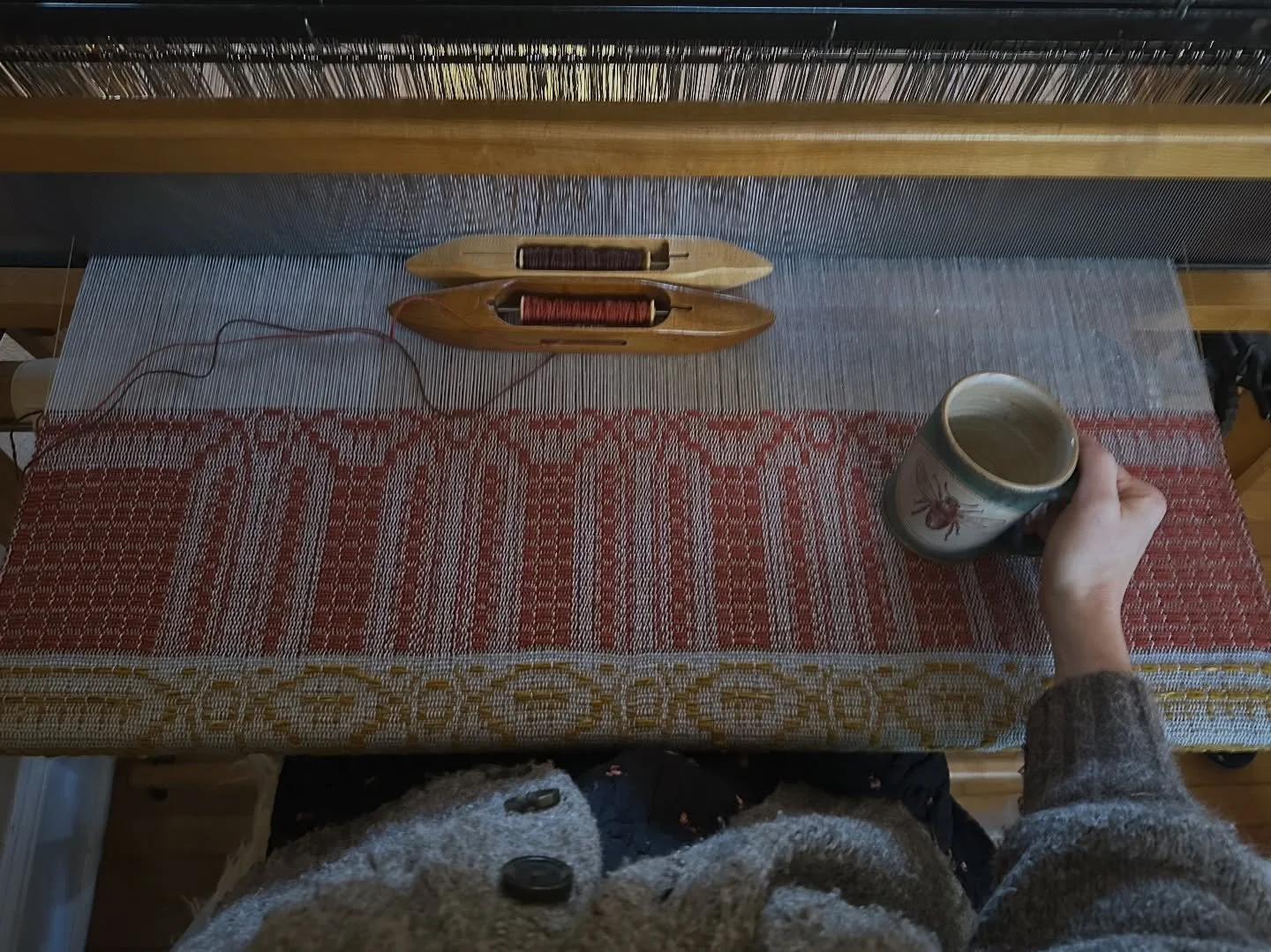 Last bit of weaving until the end of this warp. It always feels like such a journey through time with wool. I cannot wait to see how the blankets and table clothes have turned out! Already dreaming of color combinations and a new design for the next 