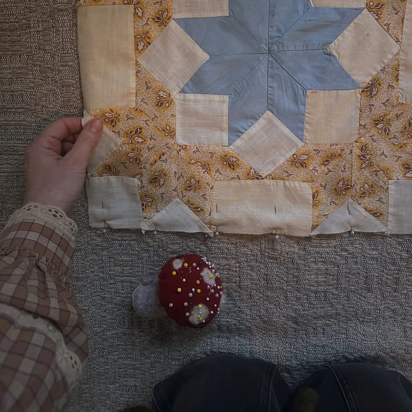 A week of beautiful textiles in my hands. Literally letting the light in.✨

Working on hemming my most recent woven cloth off the loom. Excited to be adding in some vintage quilt blocks from @trippingquilts . An idea that sprung last spring and I&rsq