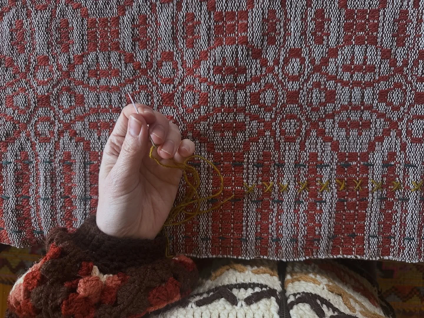 Adding extra stitches to a few handwoven clothes. I love the extra pops of color and texture! Also experimenting with color combinations. They could make for a nice table centerpiece, side table or liner for a bookshelf.🧶