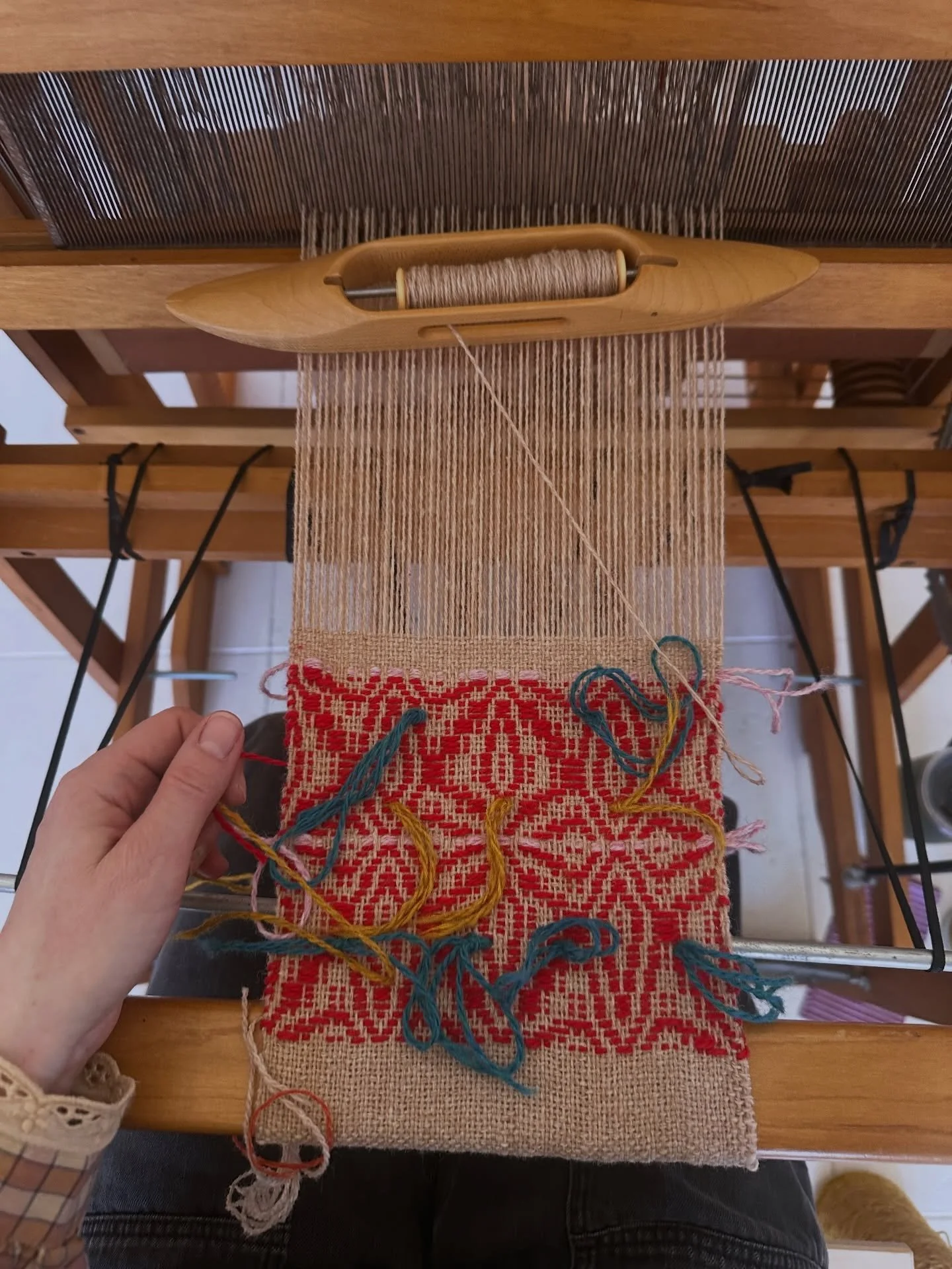 The cloth I wove over the weekend in the wonderful workshop with @amberm.jensen . Excited for all the colors and textures of these little weavings!&hearts;️
#weave #weaver #textile #wool