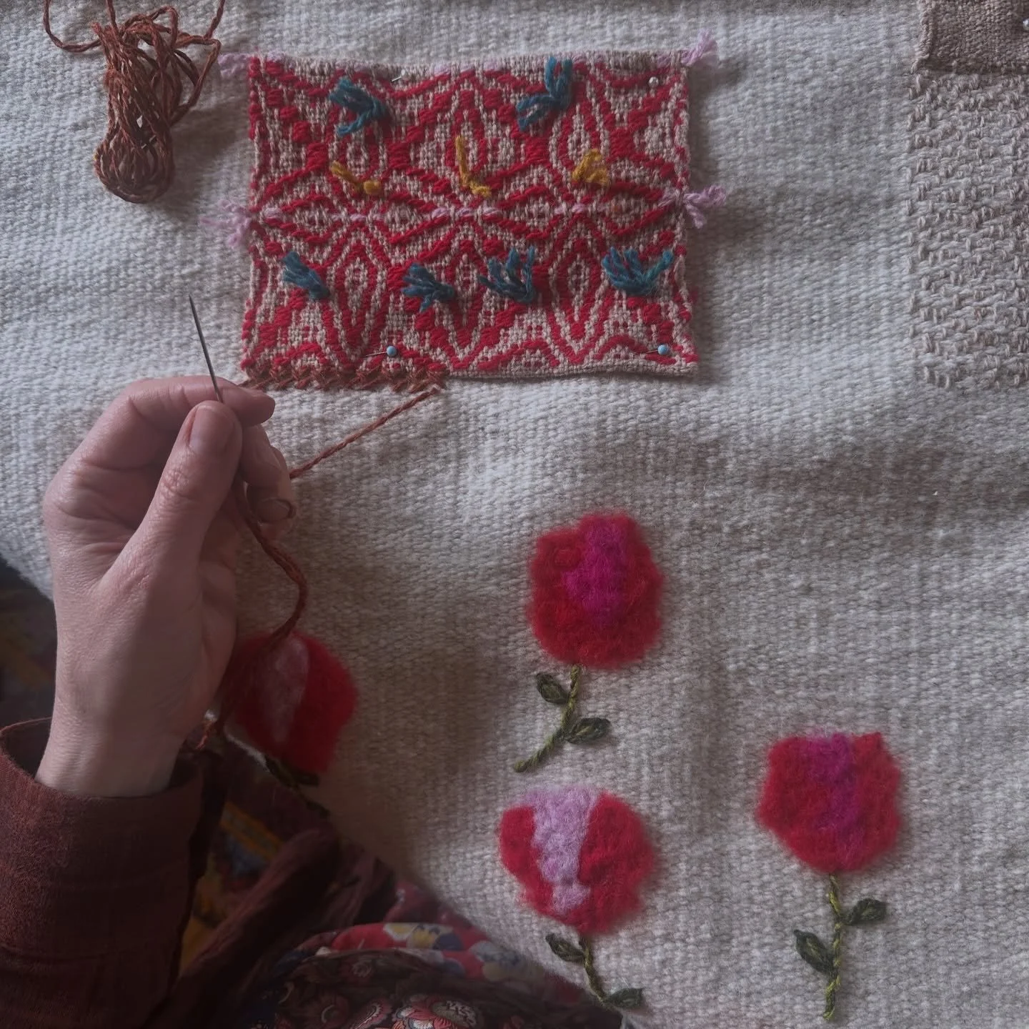 Wool and needle. Adding my little weavings onto the rug one stitch at a time.&hearts;️🪡 
#weave #weaver #wool #textile