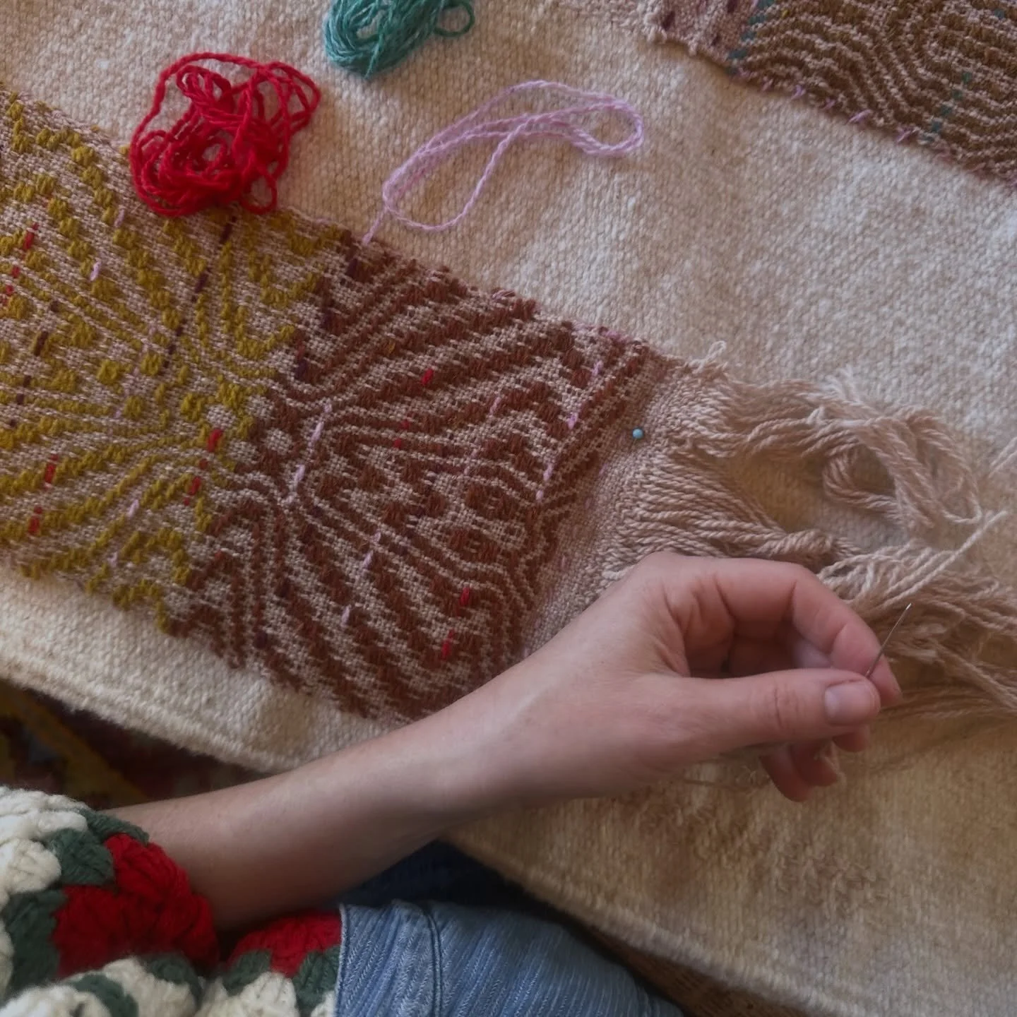 April days filling with flowers and fiber. Woven rug stitches &amp; knitting.🧶