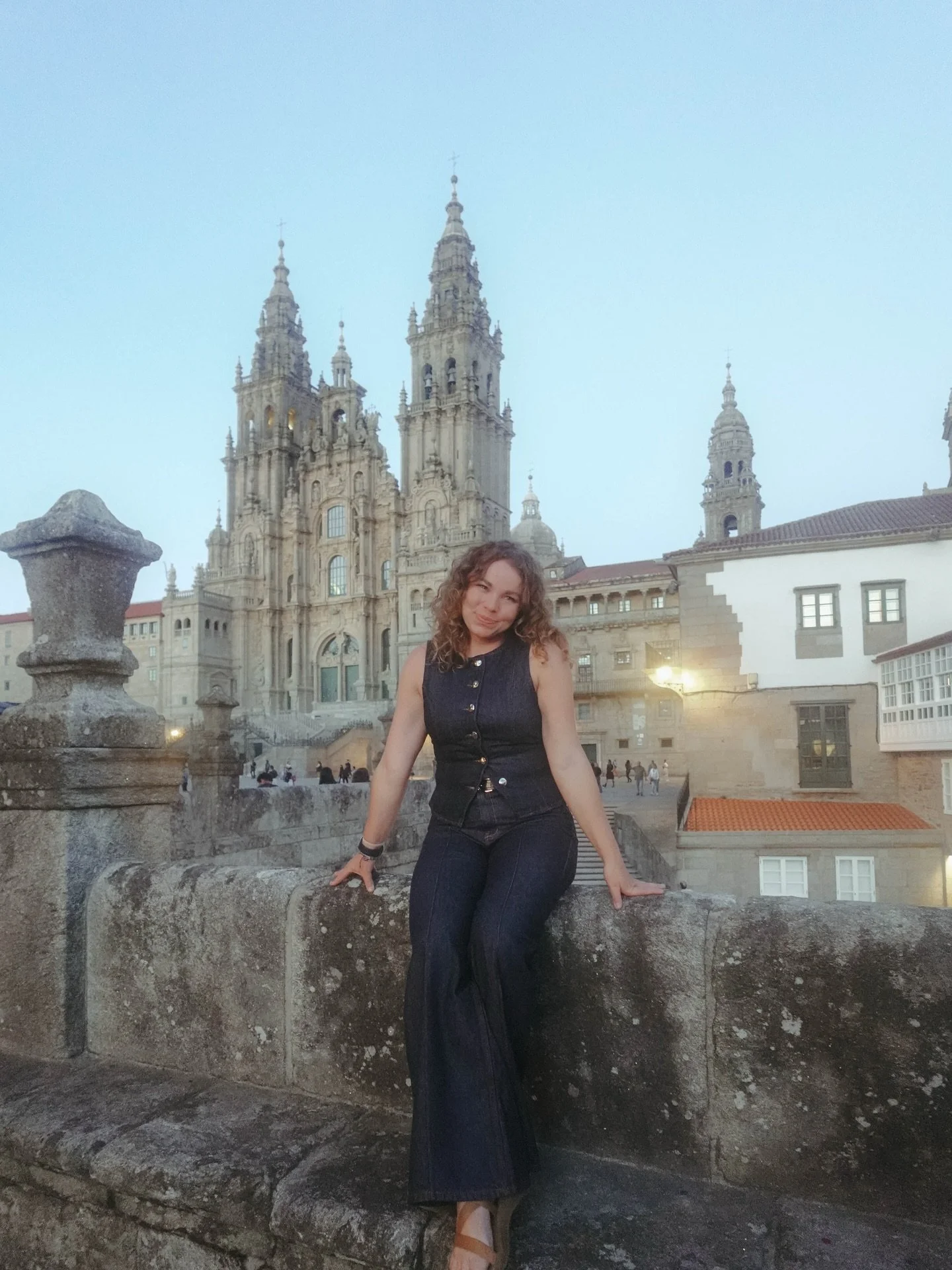 It’s hard to put into words what walking the Camino to Santiago is really like.
Wake up
Walk to a new town
Do laundry
Find groceries
Share dinner and stories with strangers who quickly become friends
Life became so simple, slow, and full
It ga
