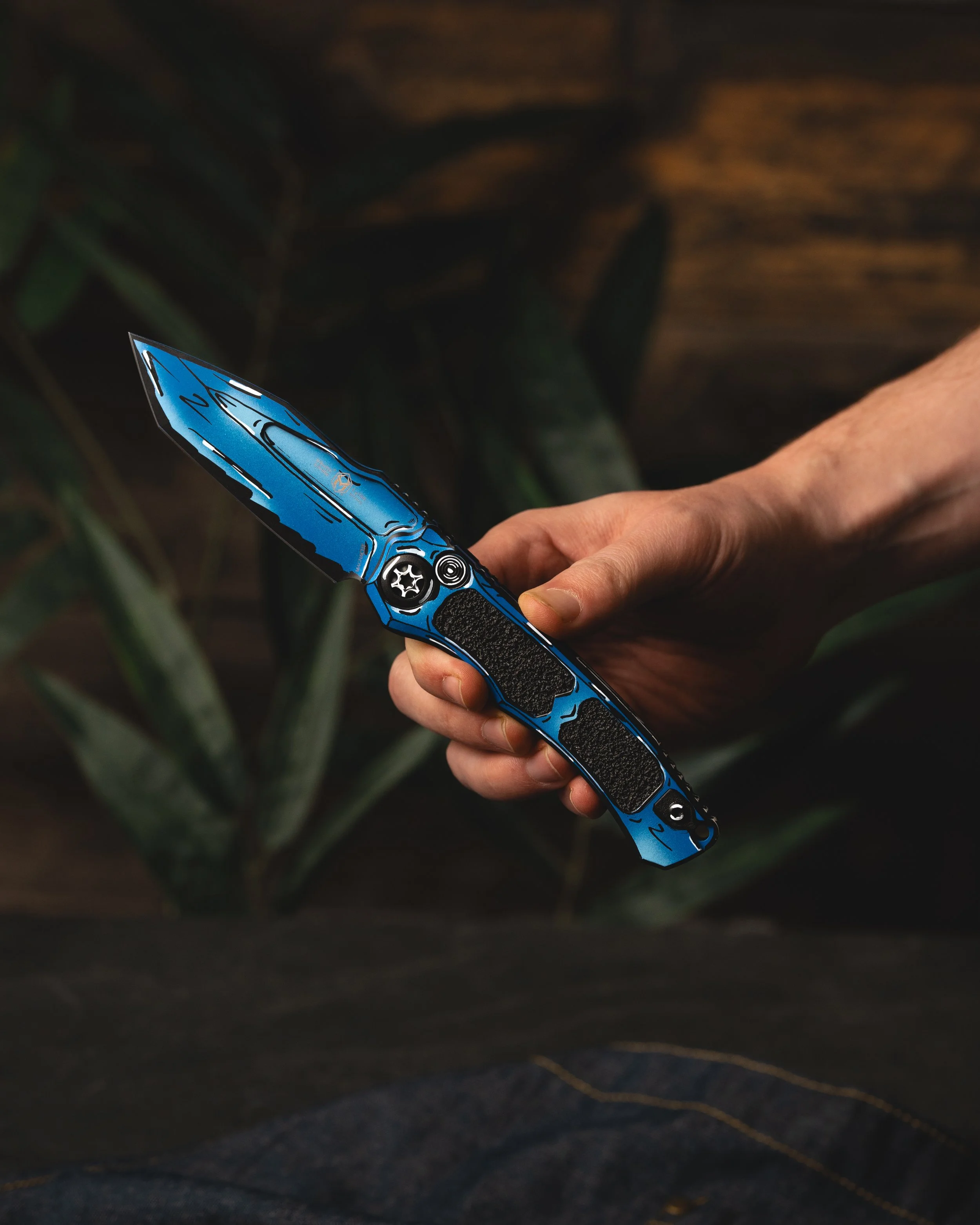 Heretic Tanto Wraith Blue Cel Shade-16.JPG