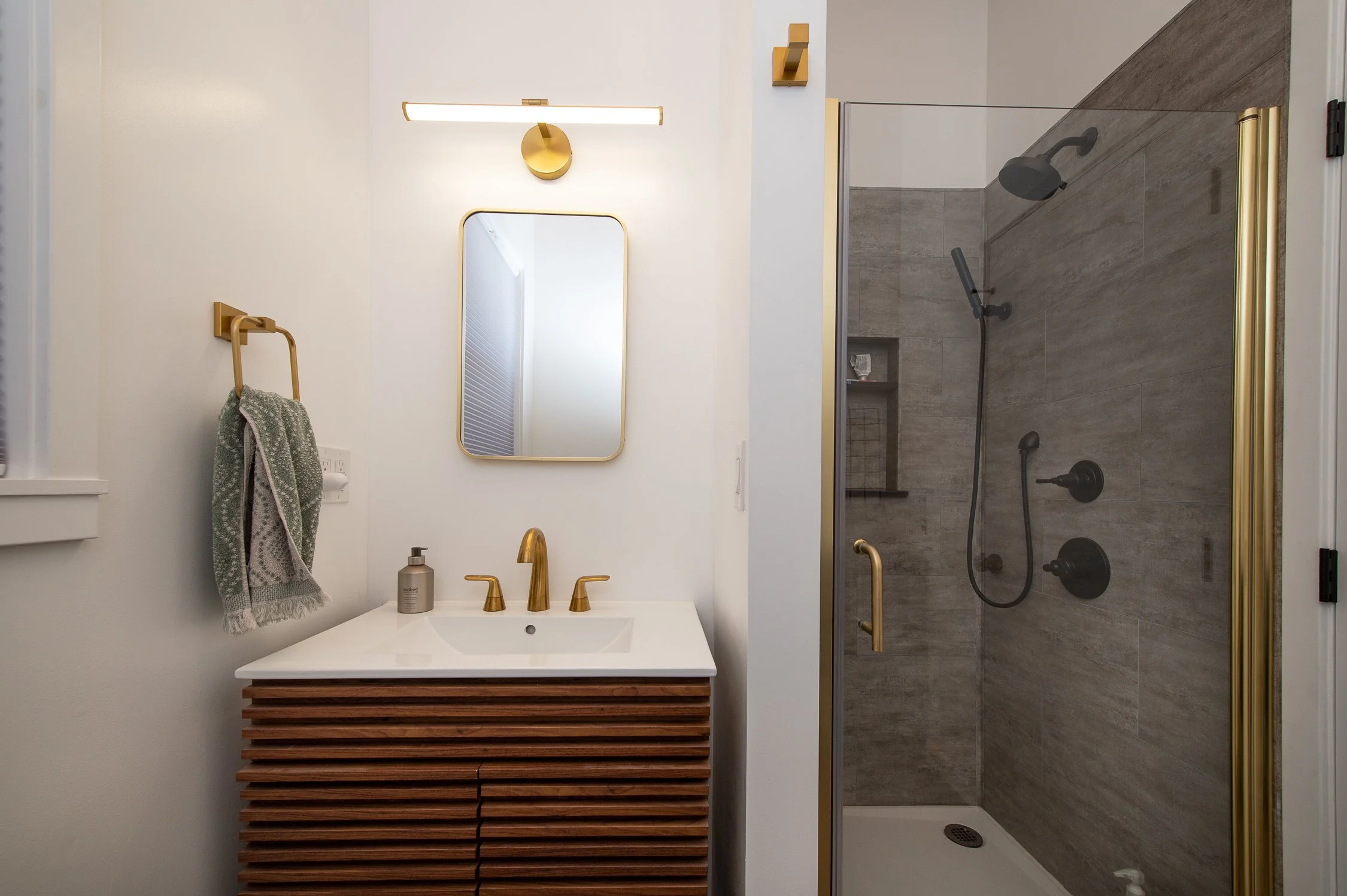 Bathroom toward shower.jpg