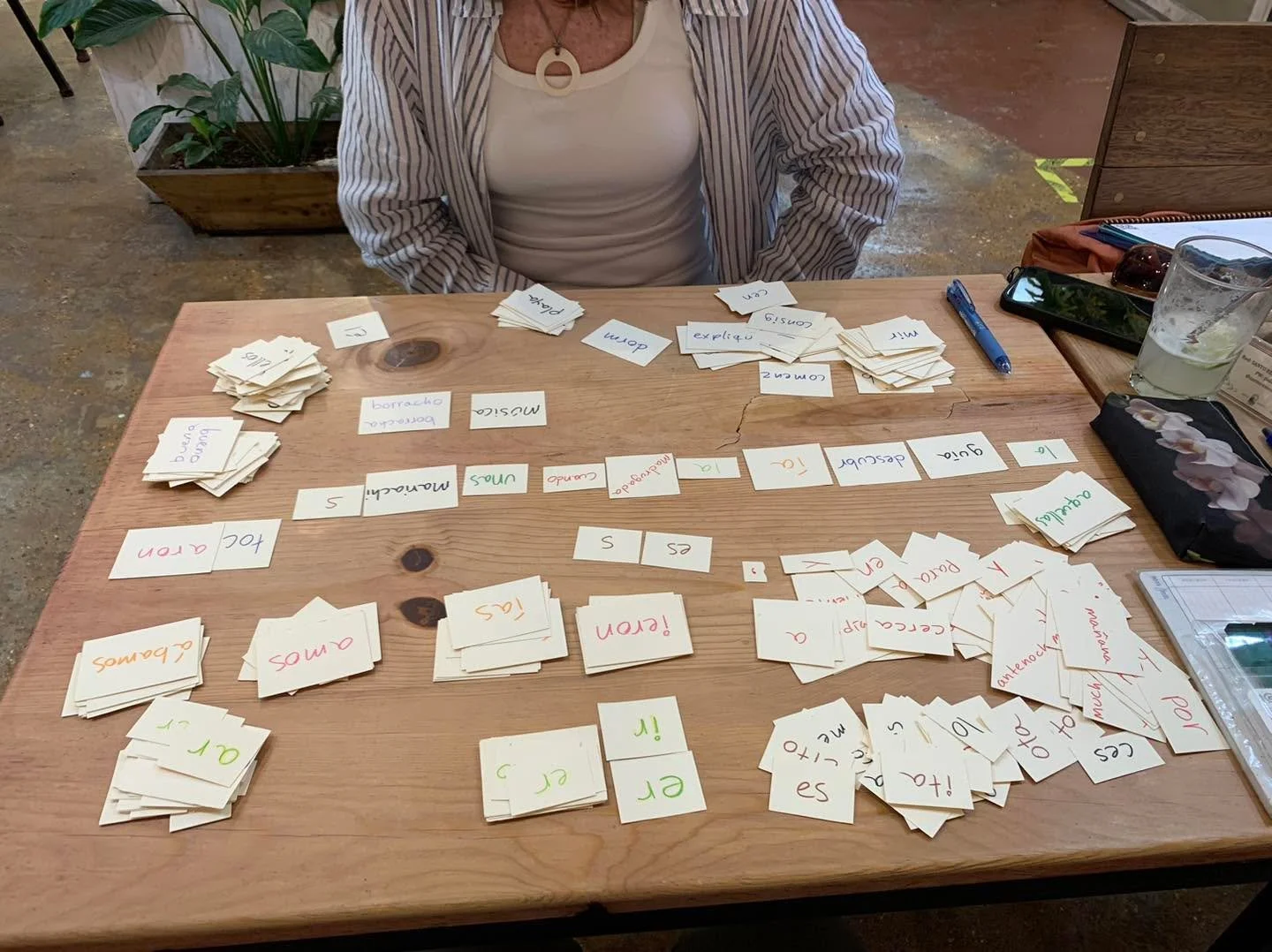 Practicamos la estructura de oraciones con pret&eacute;rito e imperfecto con un juego de cartas coloridas.
&ldquo;La guitarra descubr&iacute;a la madrugada cuando unas mariachis tocaron m&uacute;sica tranquila&rdquo; ☺️ 
.
.
.
.
.
.
.
.
.
.
.
.
#sanm