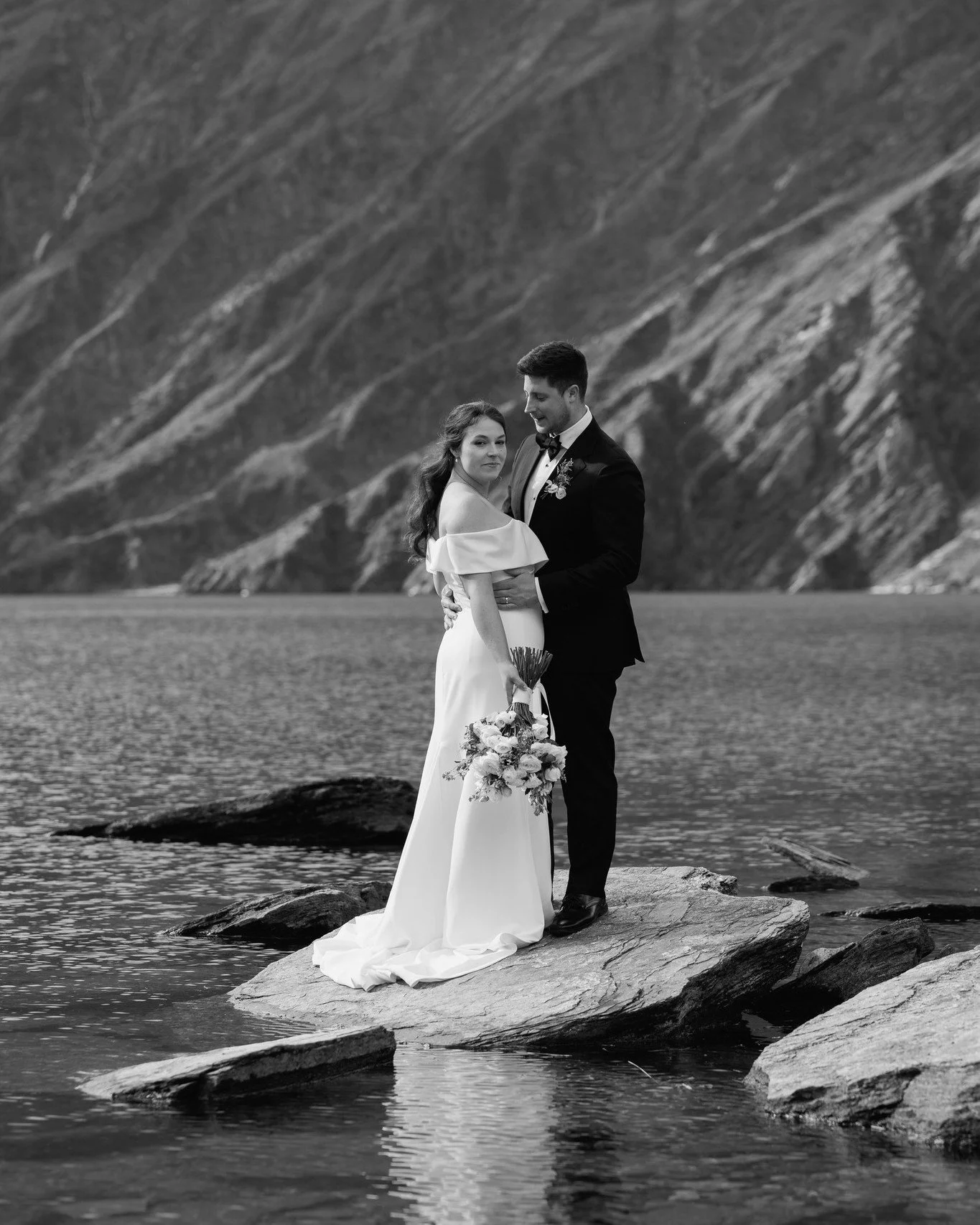 The moment of being swept away to the distance mountains and landing in the place like this ✨
.
.
.
#nzweddingphotographer #nzwedding #nzweddings #newzealandelopementpackages #newzealandelopement #nzelopementphotographer #queenstownelopement #queenst