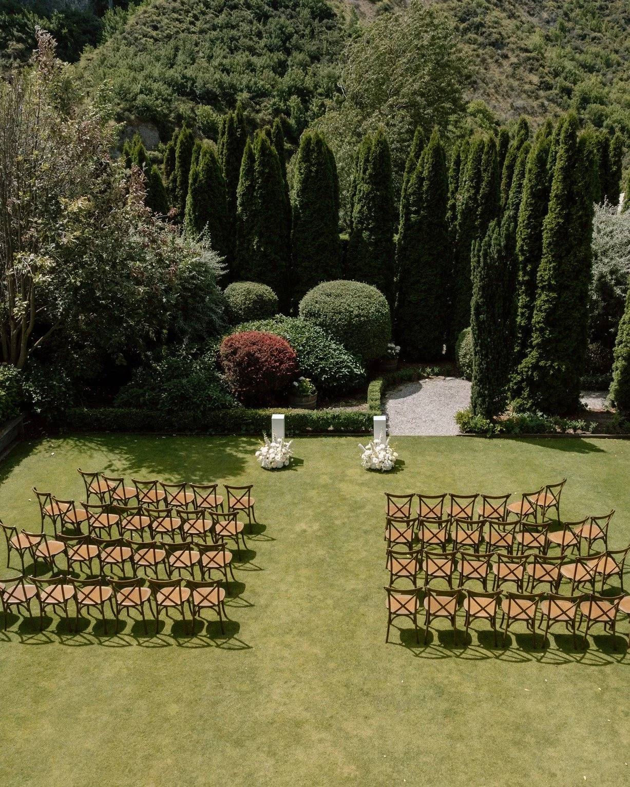The ultimate wedding hack....just have your wedding at @winehousenz 💕✨ The most picturesque ceremony spot in a lush garden surrounded by your family &amp; friends
.
.
.
#nzweddingphotographer #nzwedding #nzweddings #newzealandelopementpackages #newz