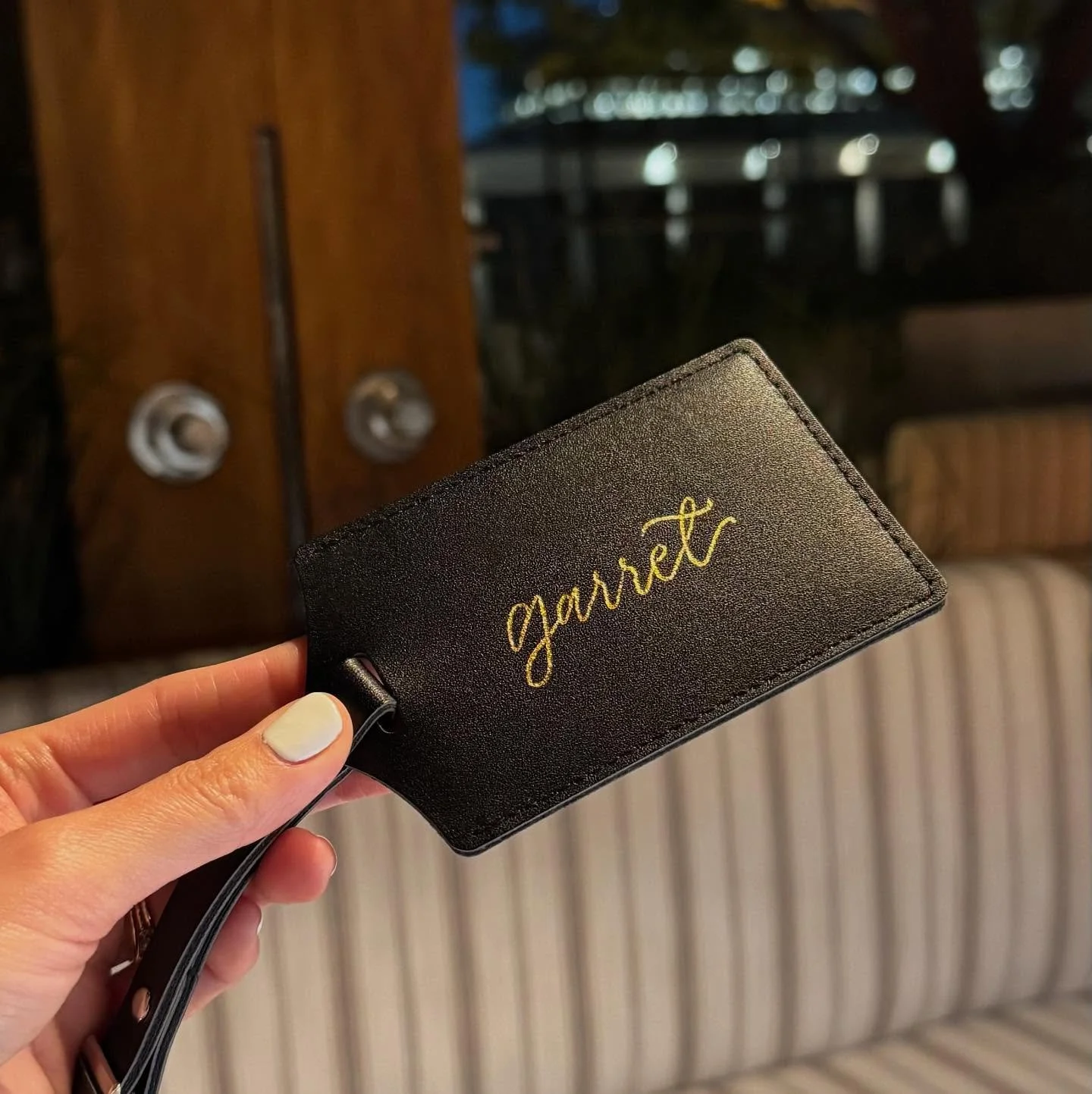A little shine goes a long way ✨⁣
⁣
Hot foiling is the art of using heat to adhere metallic foil into leather, paper, and more to create lasting, personalized details&mdash;and it&rsquo;s been such a joy to bring this craft to various events this yea