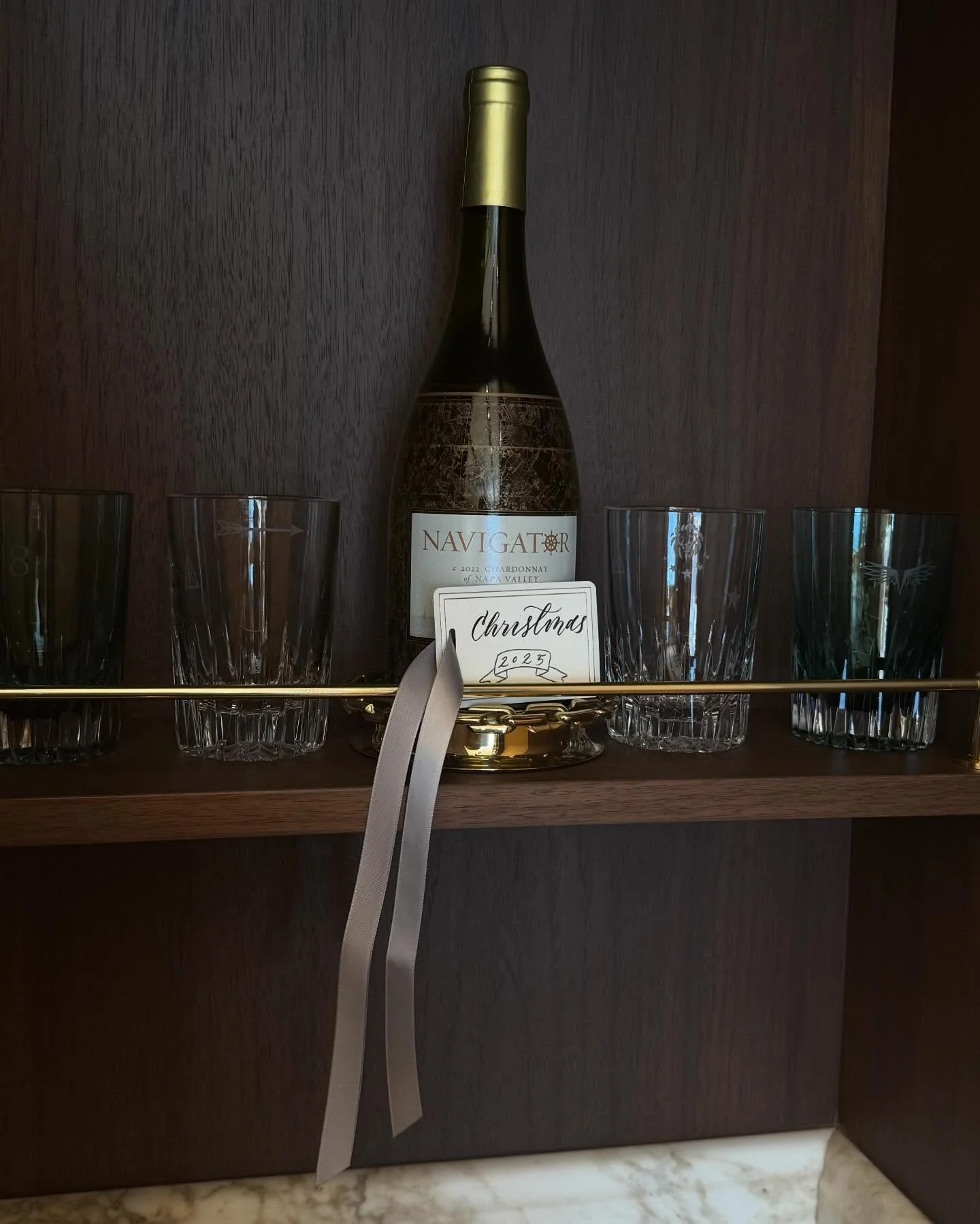 December was a blur of sparkly chaos, in the best way ✨⁣
⁣
From live engraving and foiling to painting and pointed pen calligraphy, I wrapped up the year doing what I love at events and feeling grateful for all the brands that chose to partner with m