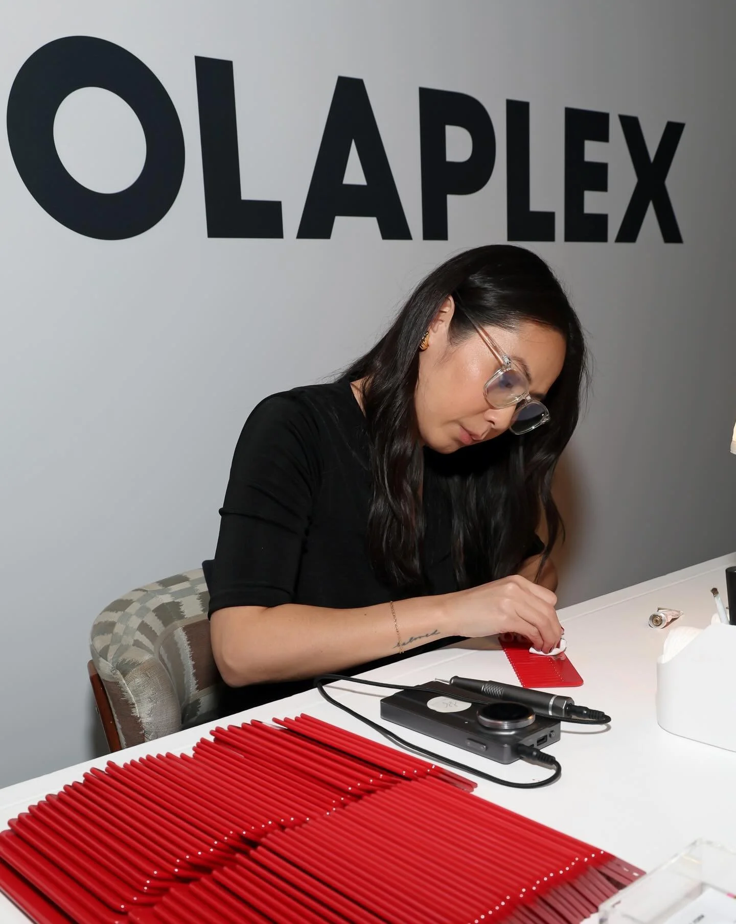Such an incredible night partnering with @olaplex for the Hollywood Reporter Beauty Dinner, engraving their chic red combs for guests. ❤️✨ A highlight of the night was personalizing pieces for Greta Lee, Ellen Pompeo, and Tessa Thompson. 🫶🏼
Brands: