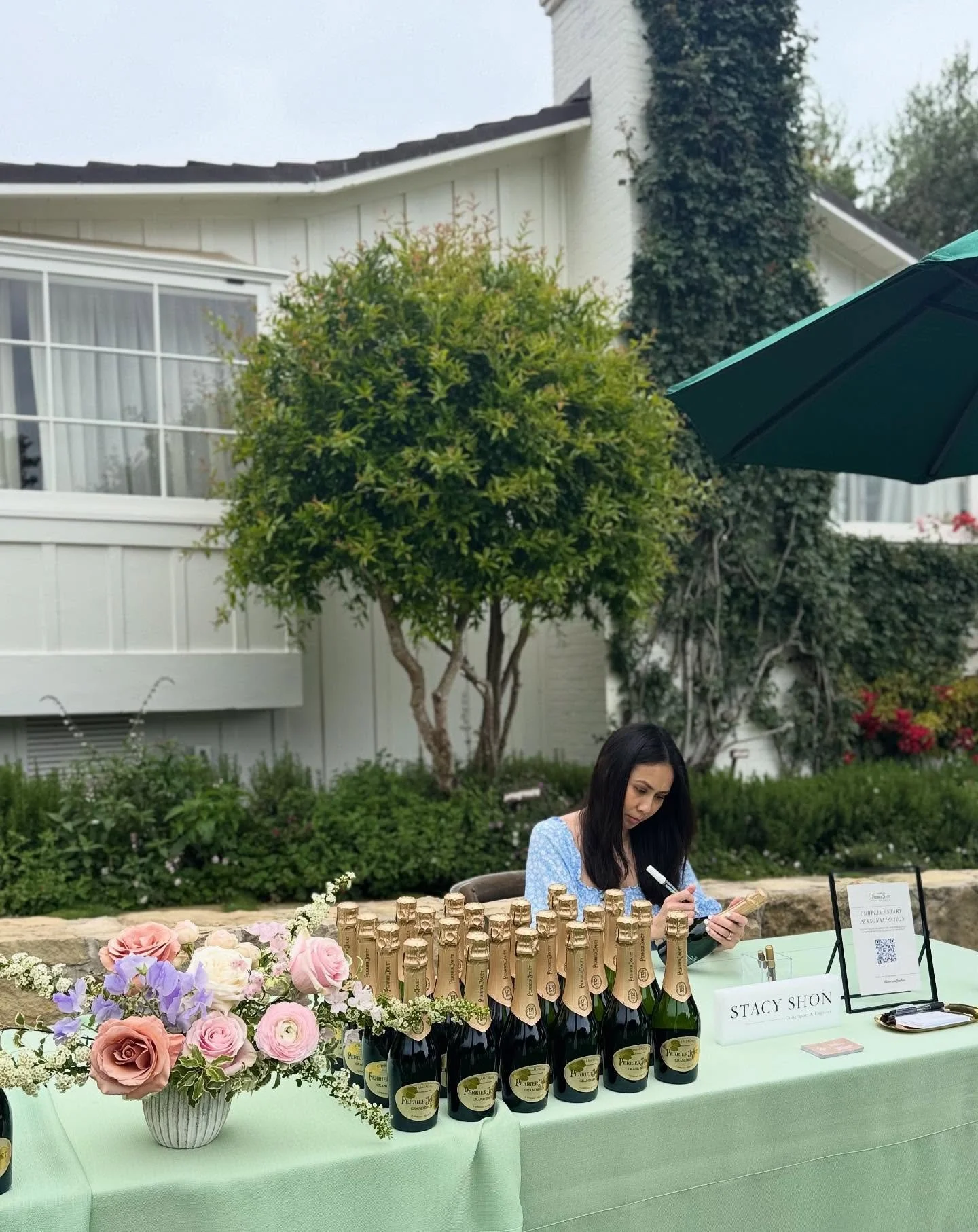 If you&rsquo;ve been looking for a sign to bring a live artist to your next event, here it is. ✨⁣
⁣
With on-the-spot engraving, painting, foiling, and calligraphy, I create elevated, personal experiences that transform activations into memories worth