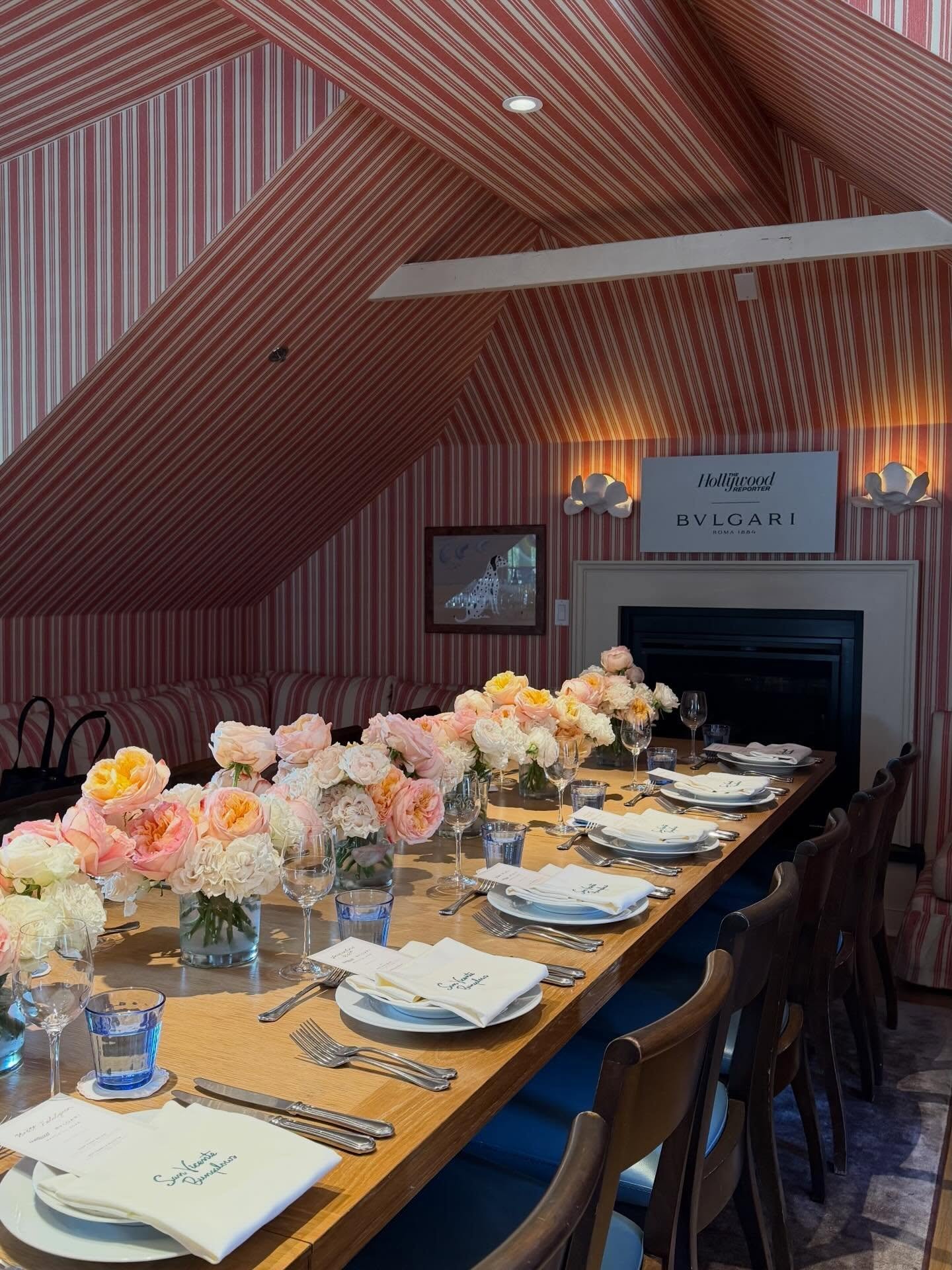 The Hollywood Reporter x Bvlgari Pre-Oscars Luncheon honoring Costume Designer Nominees✨

Arrived early to create place cards on-site, but pivoted in real time from pointed pen calligraphy to hot foiling names directly onto menus - an elevated switch