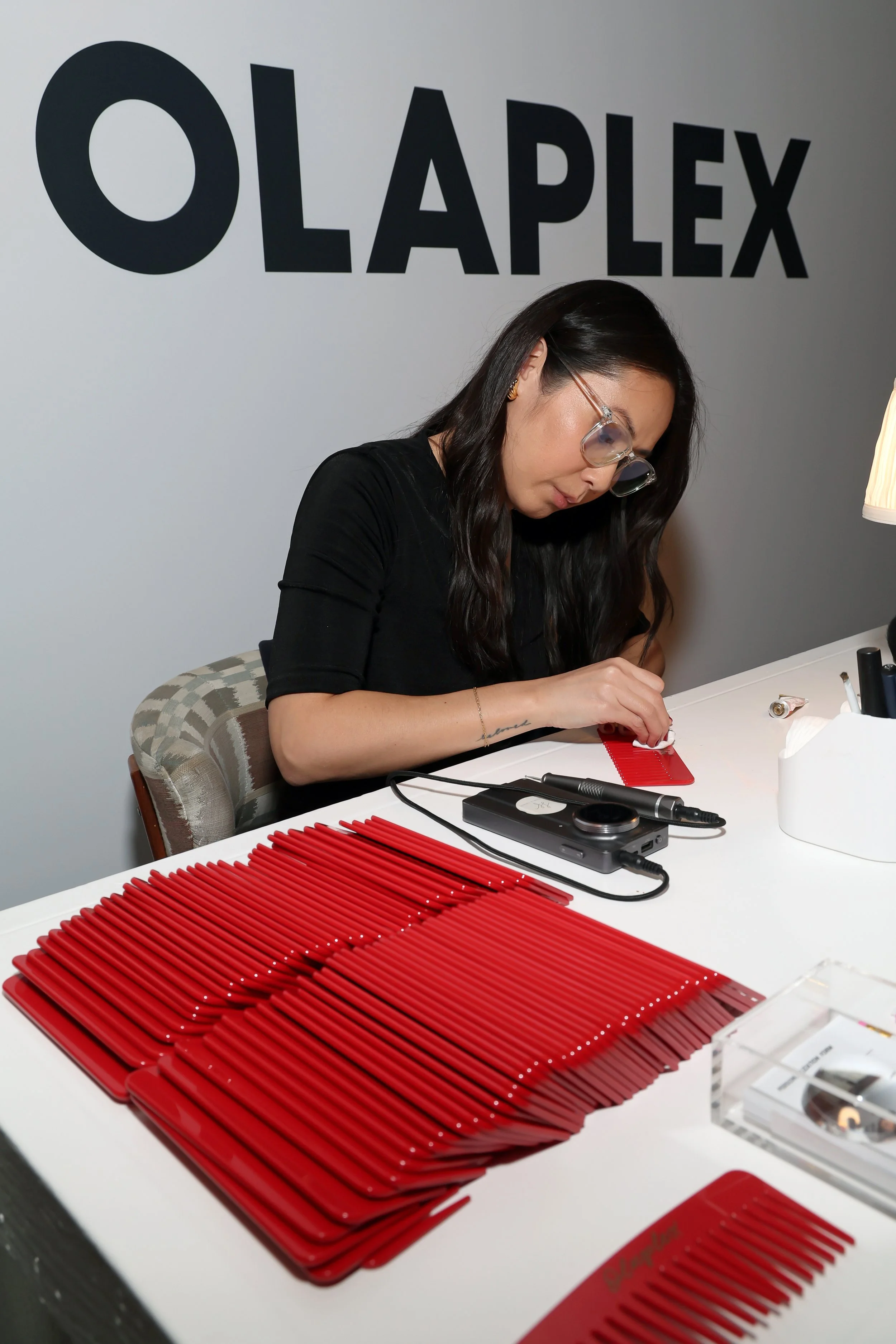 Stacy Shon engraving combs for guests at the OLAPLEX x Hollywood Reporter Beauty Dinner. Photo by Getty Images