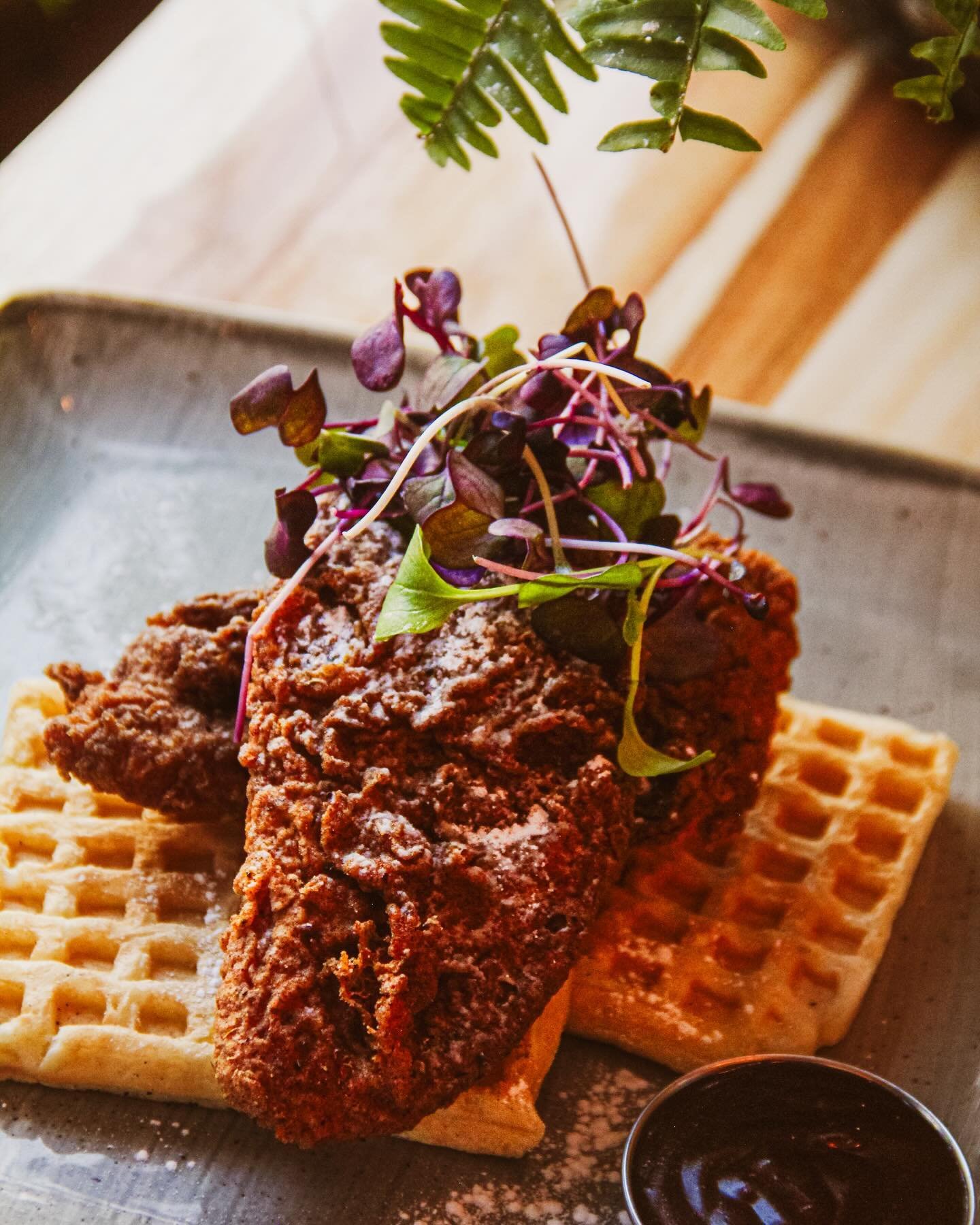 Chickin &amp; Waffles 🧇 🍗🍁

Only available during brunch Sat &amp; Sun 11am-2pm

Photo: @baileysimonephotography