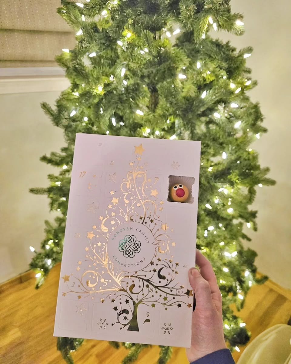I brought home a box for me because...self love? Well, mostly because I want to follow the experience along with you all! Decorating the tree with a little bonbon treat for when I finish. Tis the season. Thanks for such a fantastic weekend!!! 🎄🍫 No