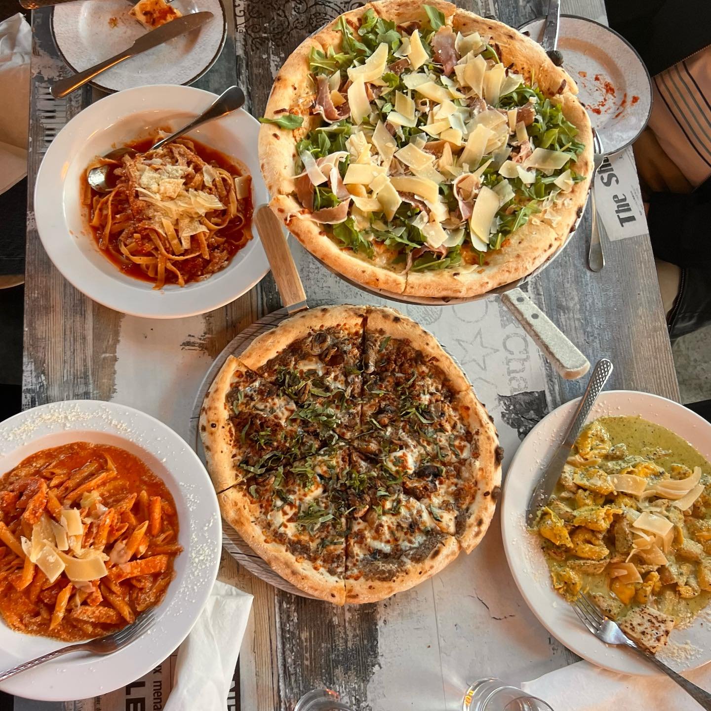 Table pies are a must at Da Vinci 😍  tag us in photos of your table when you dine- in for a chance to win a free pizza!! 🍕
