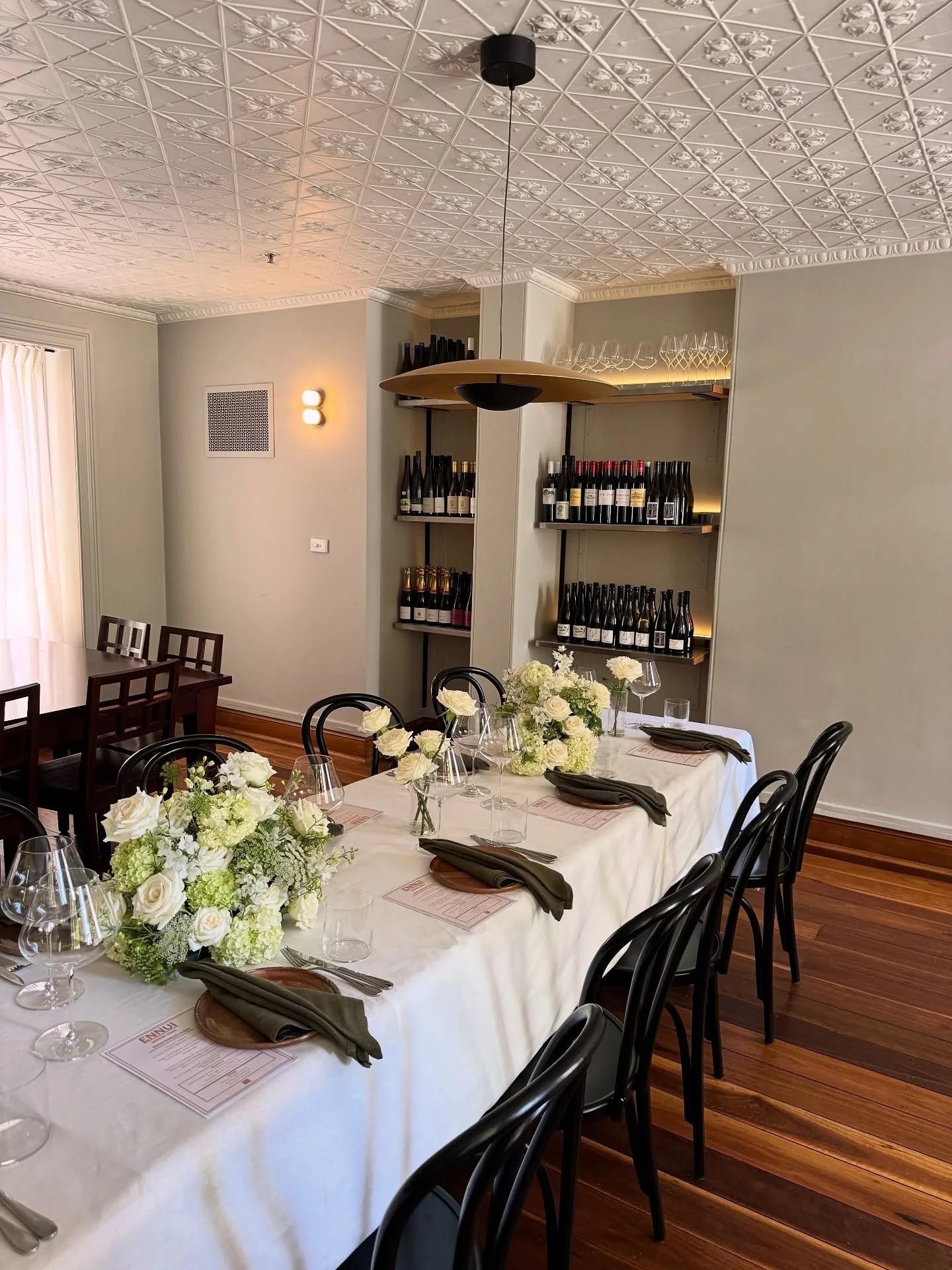 White florals for the dreamiest engagement long lunch 🤍